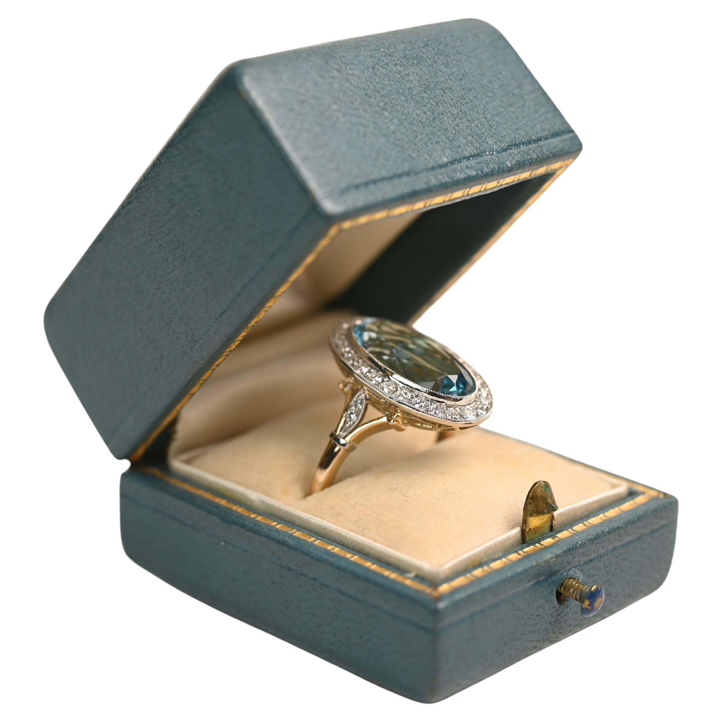 Bague halo en aigue-marine de taille ovale allongée (environ 4,4 carats), or jaune 18k