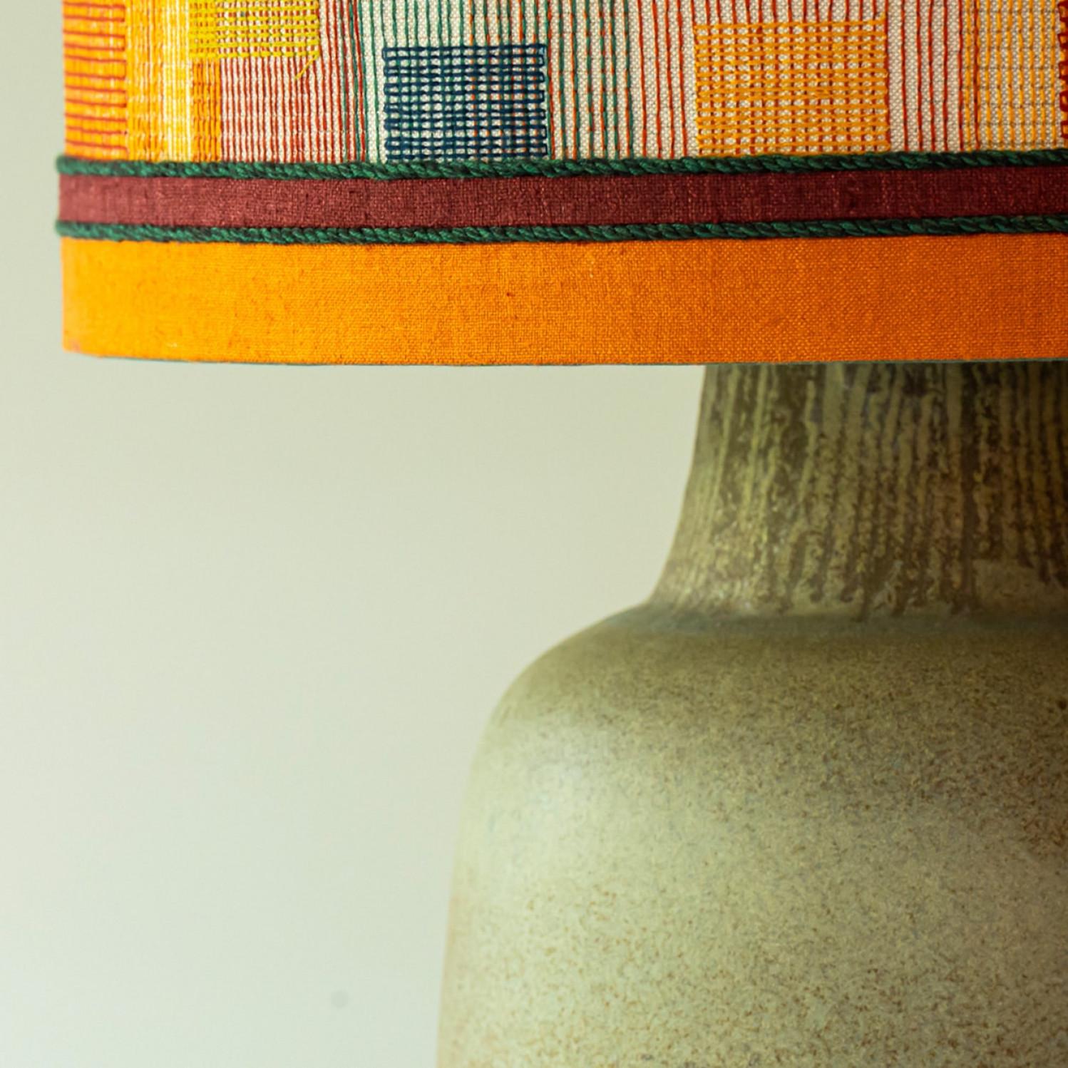 Lampadaire de table allongé en céramique vert citron ovoïde avec abat-jour de R. Houben en vente 2