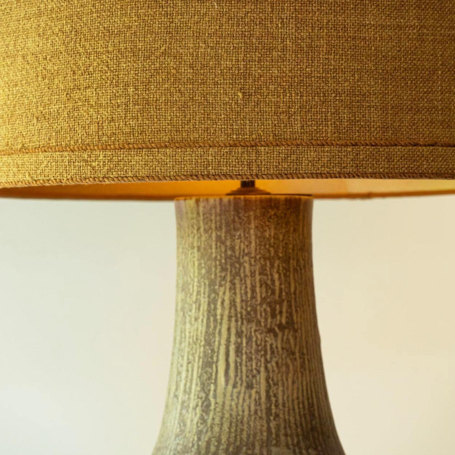 Lange eiförmige Limonengrüne Keramik-Tisch-Stehlampe mit Lampenschirm von R. Houben (Moderne der Mitte des Jahrhunderts) im Angebot