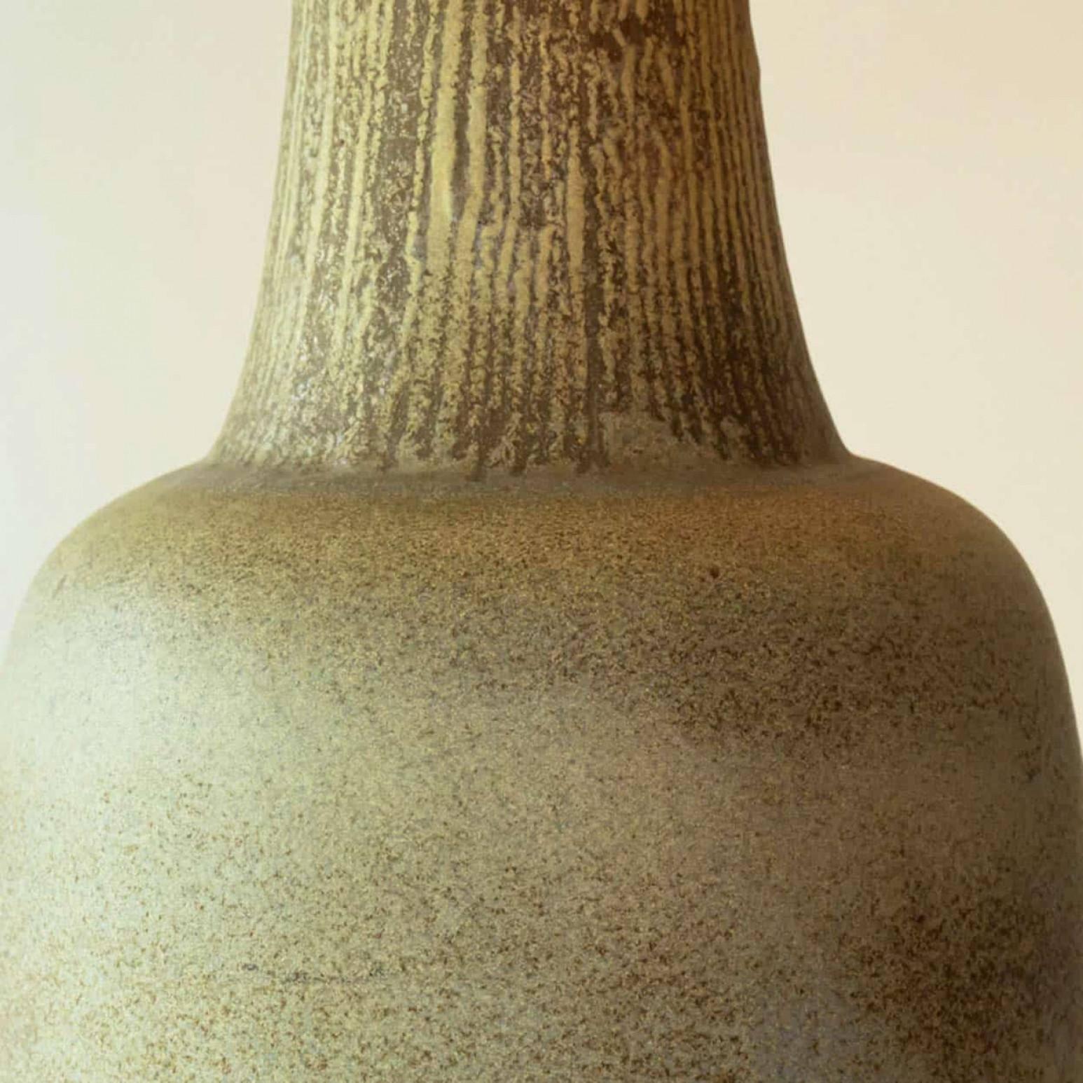 Lange eiförmige Limonengrüne Keramik-Tisch-Stehlampe mit Lampenschirm von R. Houben (Sonstiges) im Angebot