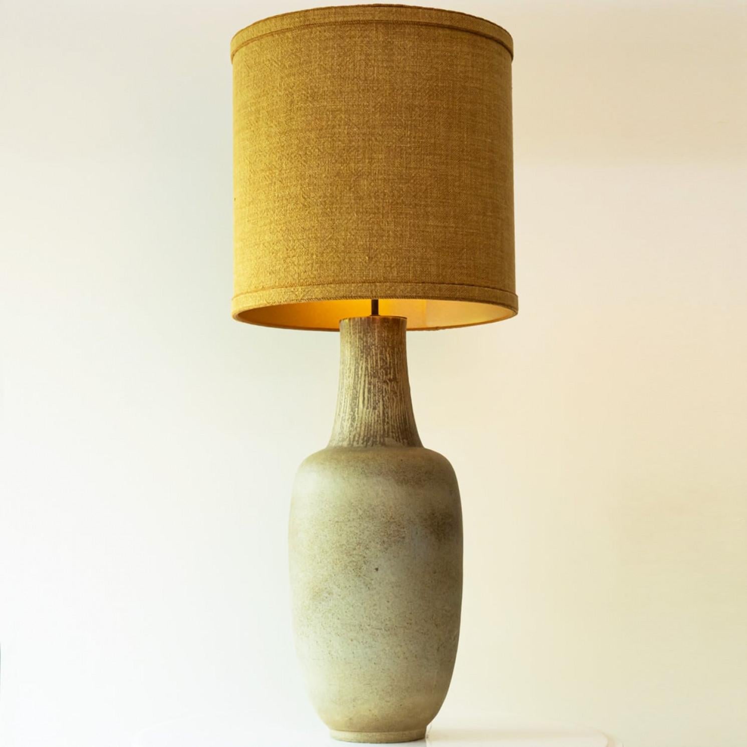 Lampadaire de table allongé en céramique vert citron ovoïde avec abat-jour de R. Houben Bon état - En vente à Rijssen, NL