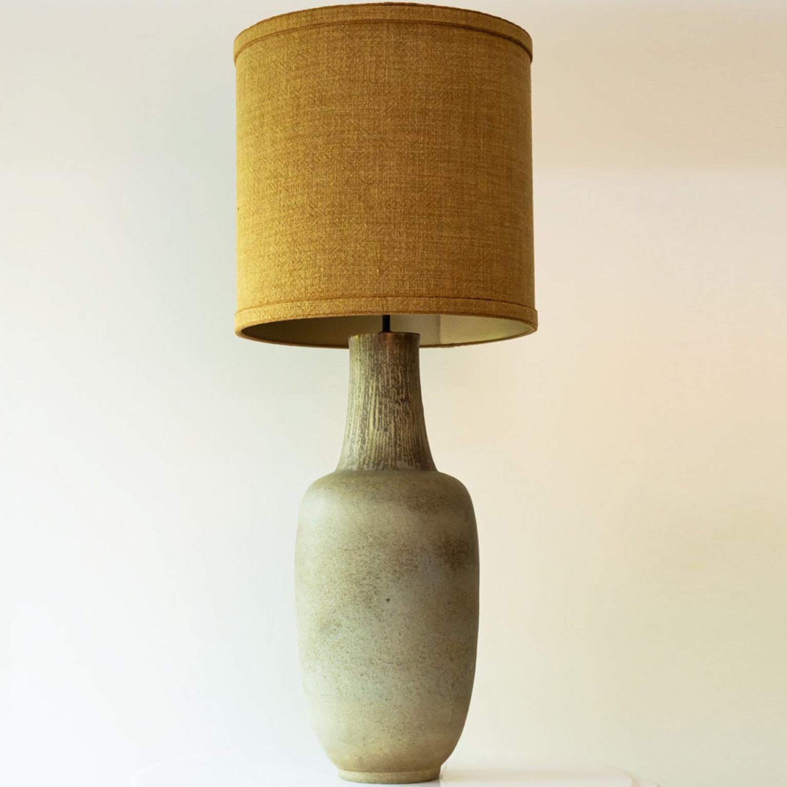 Lange eiförmige Limonengrüne Keramik-Tisch-Stehlampe mit Lampenschirm von R. Houben (Ende des 20. Jahrhunderts) im Angebot