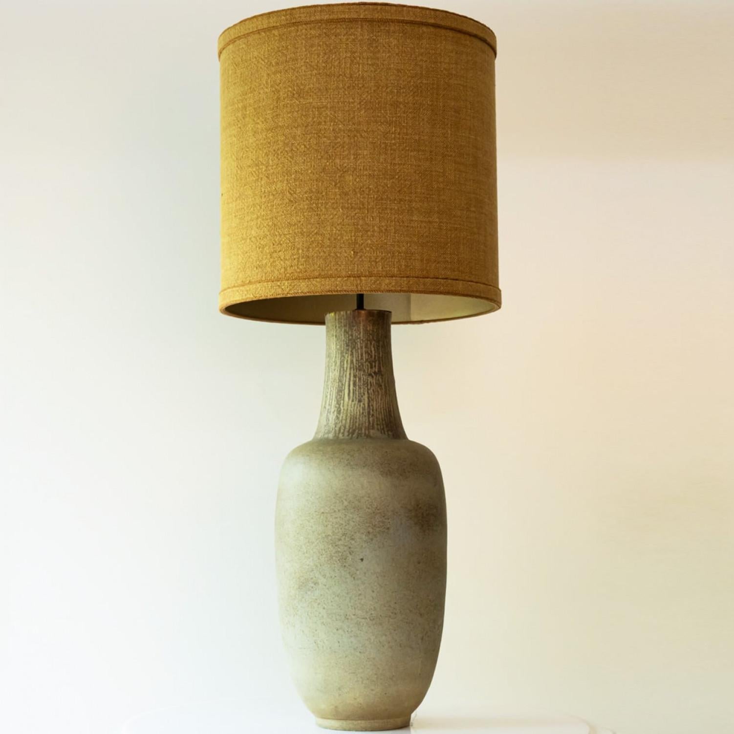 Fin du 20e siècle Lampadaire de table allongé en céramique vert citron ovoïde avec abat-jour de R. Houben en vente