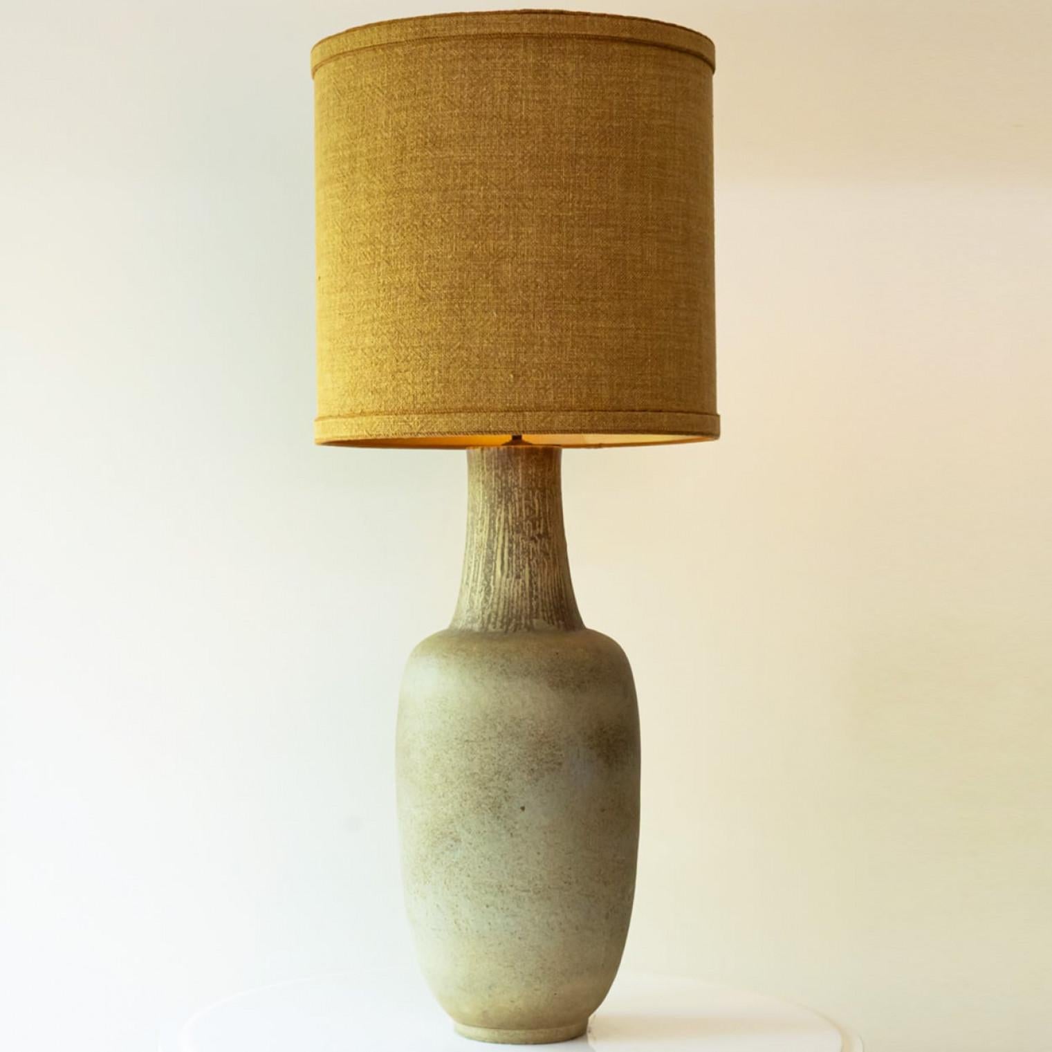 Lange eiförmige Limonengrüne Keramik-Tisch-Stehlampe mit Lampenschirm von R. Houben im Angebot 2