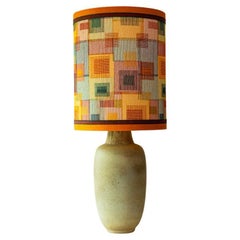 Lampada da tavolo in ceramica verde lime ovale allungata con paralume di R. Houben