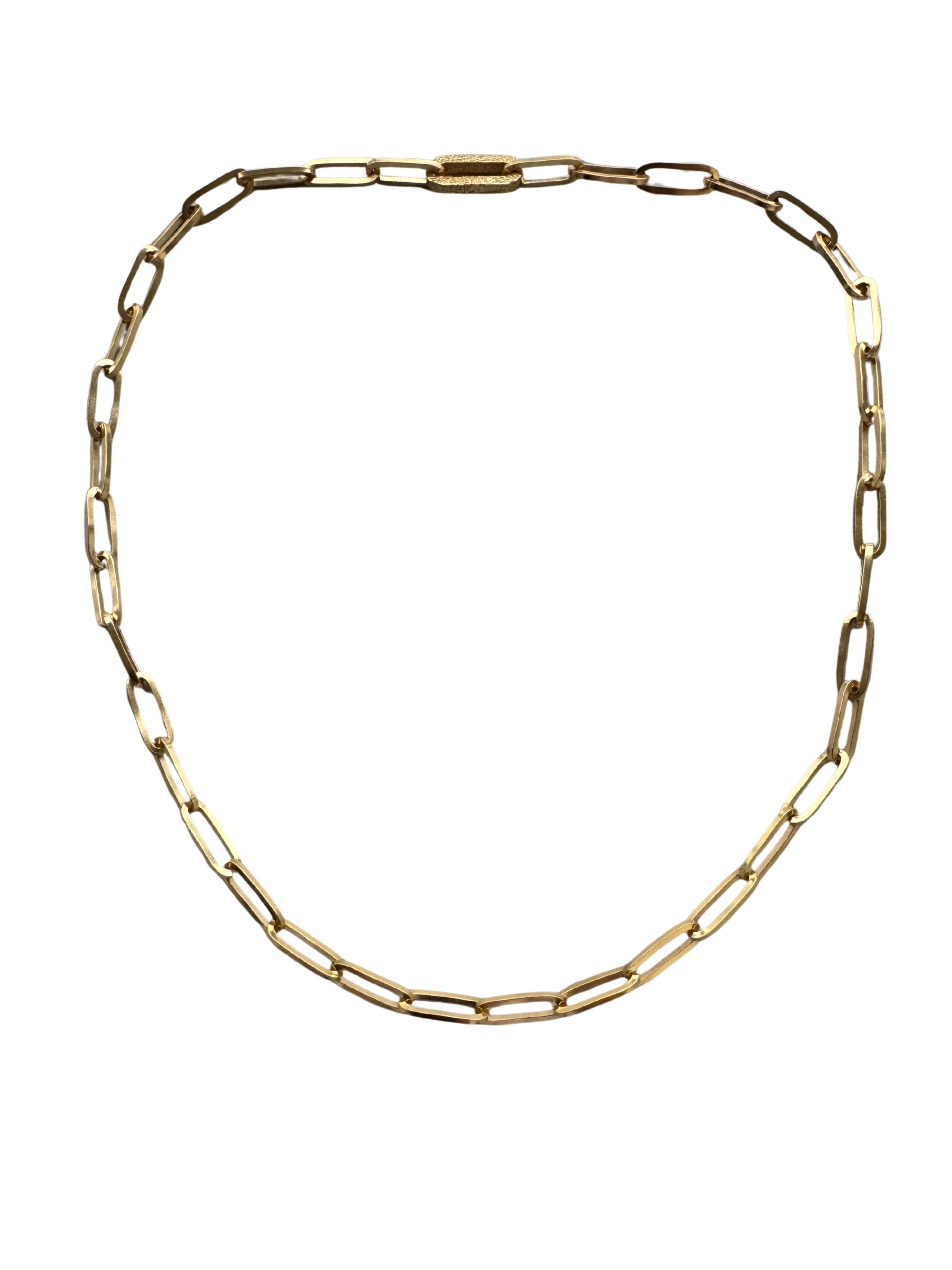 Este collar de eslabones gruesos con forma de clip, una versión atrevida de un clásico atemporal, está fabricado en oro amarillo macizo de 14 quilates con un acabado elegante y moderno. Los eslabones alargados son robustos pero refinados, y crean