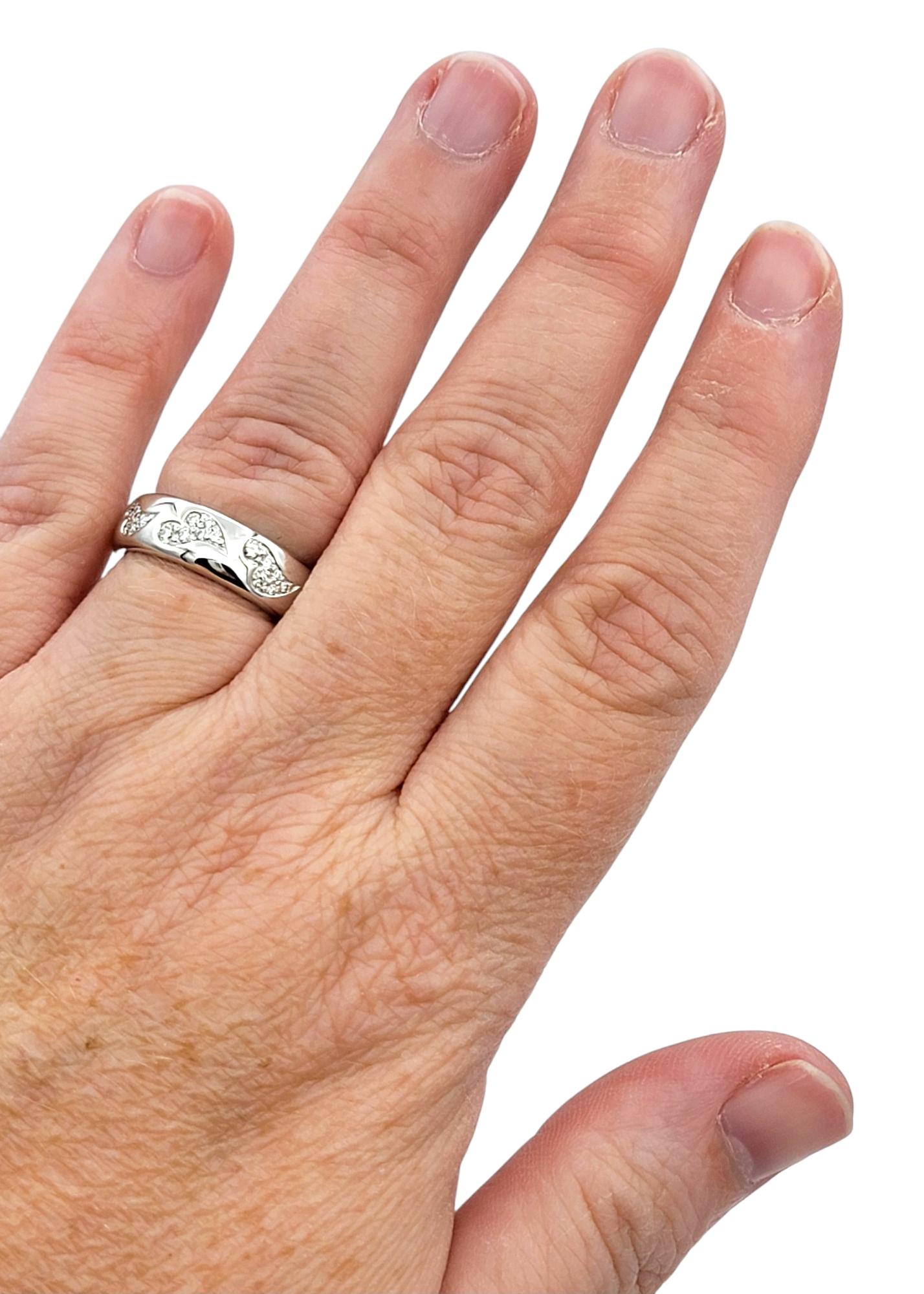 Anello a fascia con intarsio di diamanti a pavé allungato in oro bianco 14 carati lucido in vendita 4