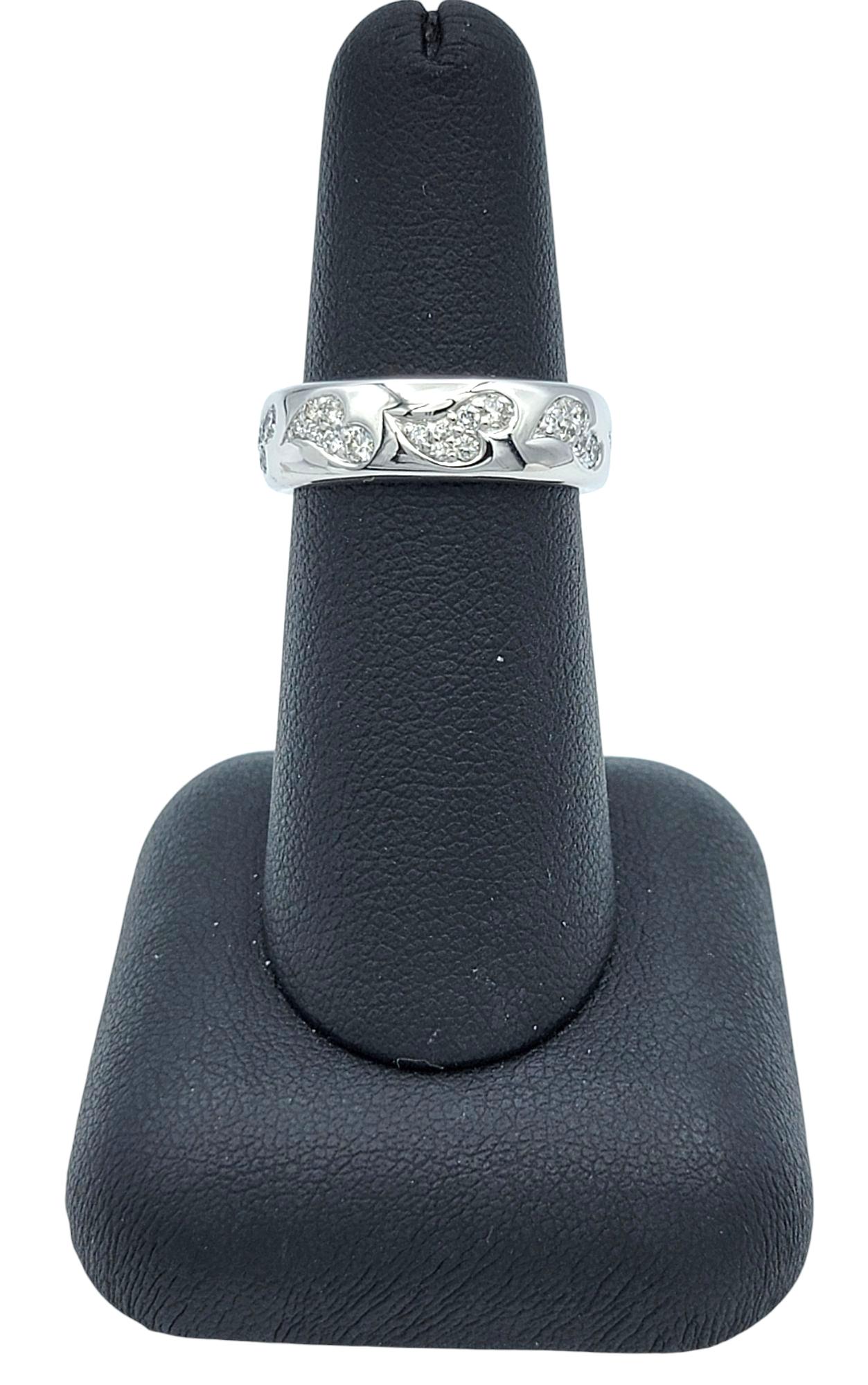 Anello a fascia con intarsio di diamanti a pavé allungato in oro bianco 14 carati lucido in vendita 6