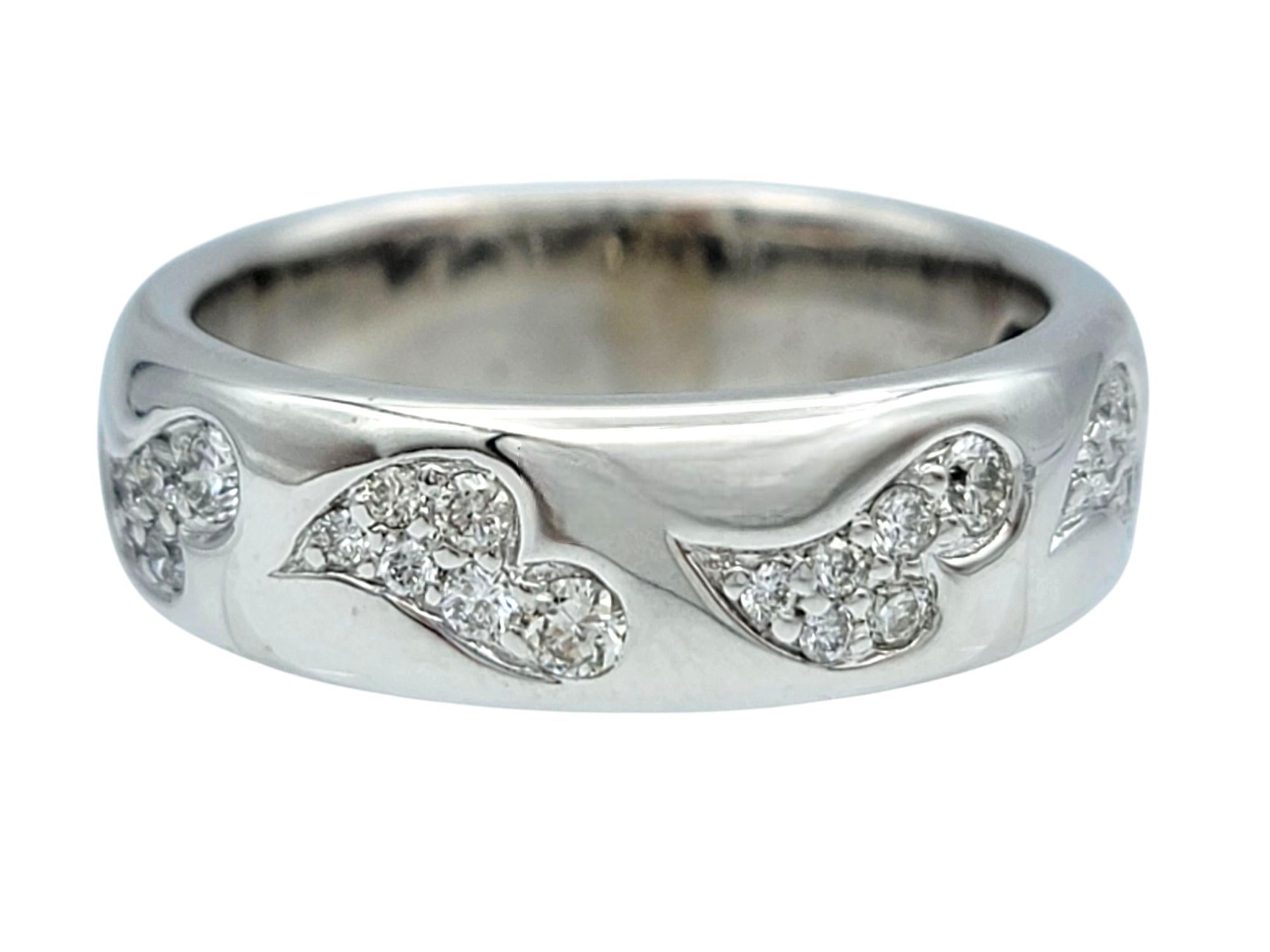 Taglio rotondo Anello a fascia con intarsio di diamanti a pavé allungato in oro bianco 14 carati lucido in vendita