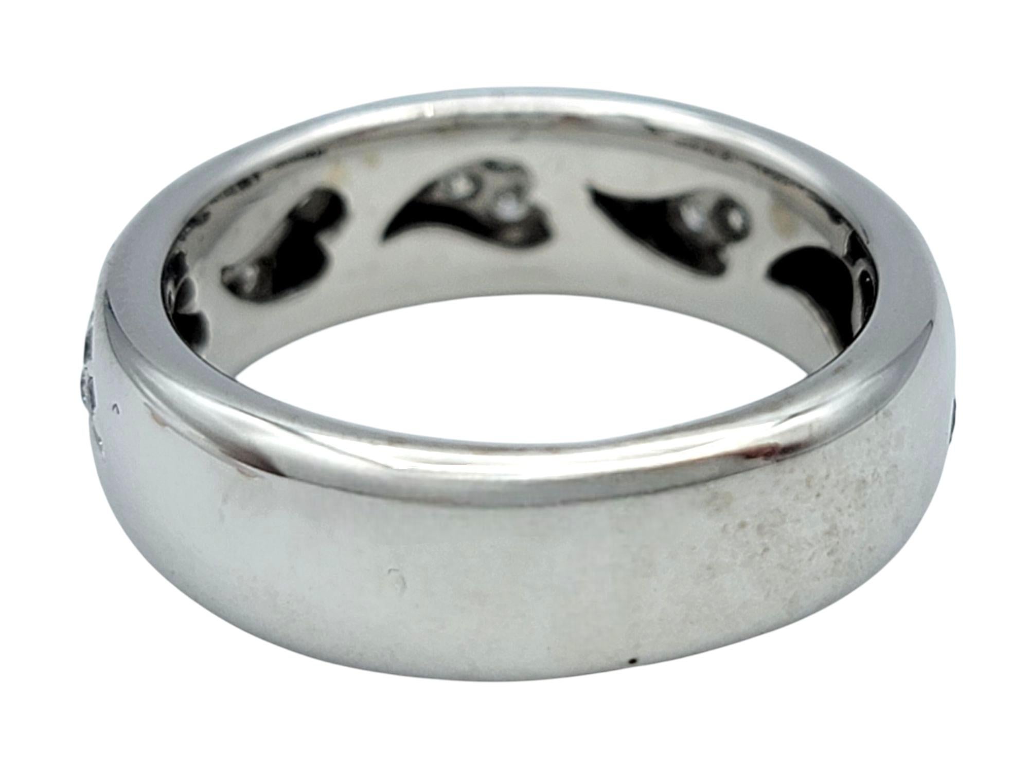 Anello a fascia con intarsio di diamanti a pavé allungato in oro bianco 14 carati lucido in vendita 1