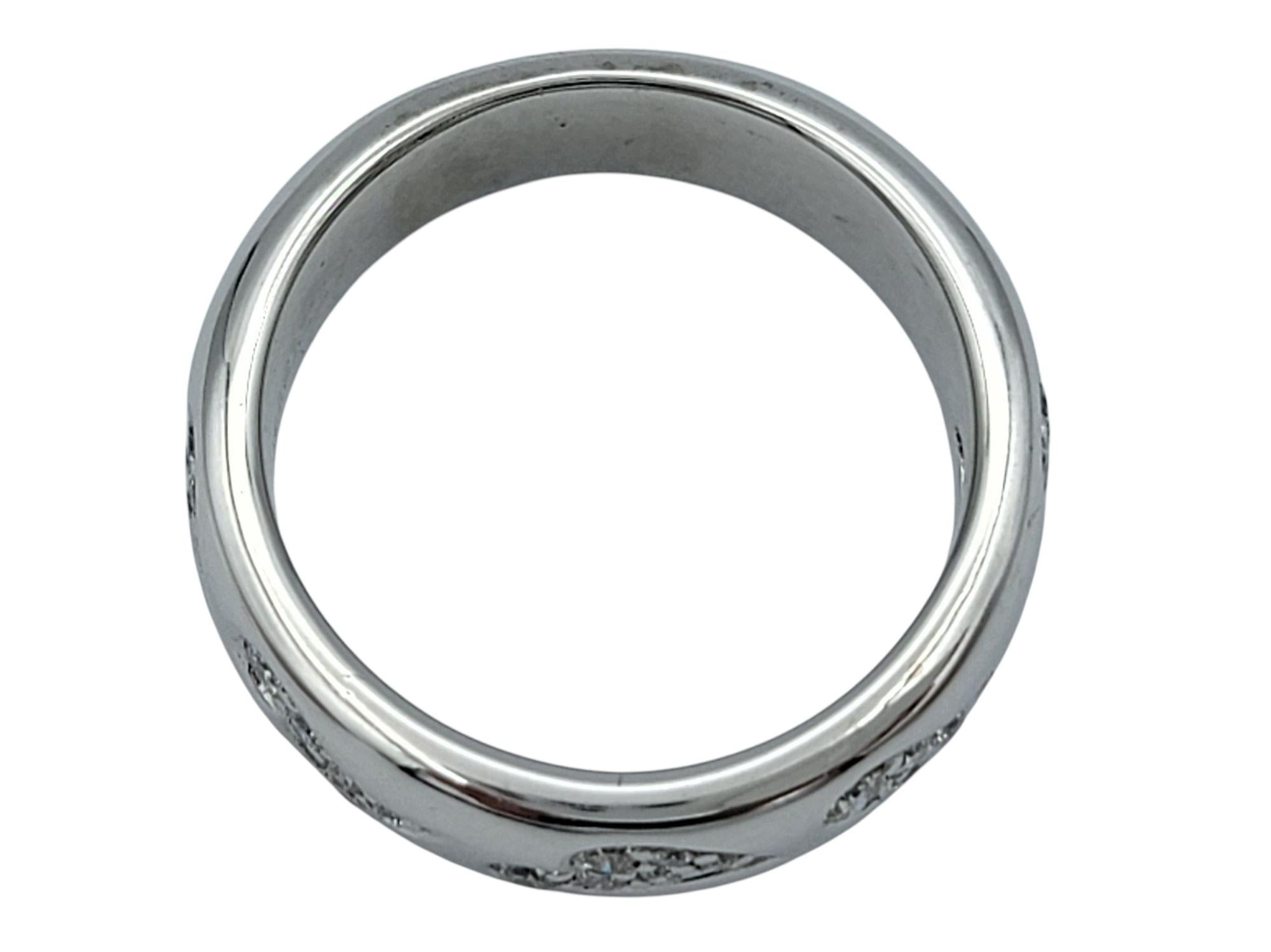 Anello a fascia con intarsio di diamanti a pavé allungato in oro bianco 14 carati lucido in vendita 2
