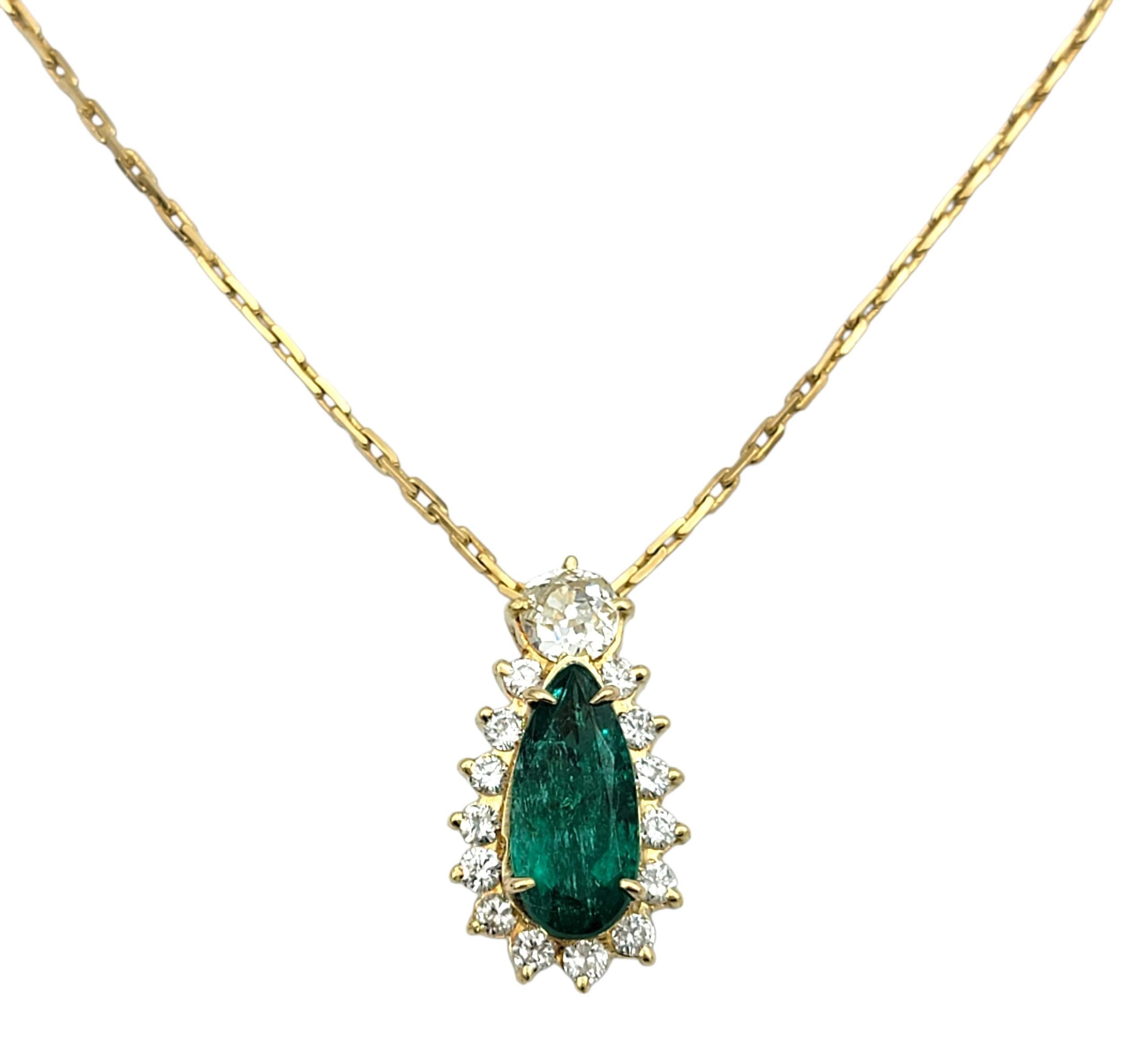 Diese wunderschöne Vintage-Halskette besticht durch einen leuchtend grünen, birnenförmigen Mittelstein, der mit seiner satten Farbe und eleganten Silhouette sofort ins Auge fällt. Er ist von einem sanften Halo aus hellen weißen Steinen umgeben, die