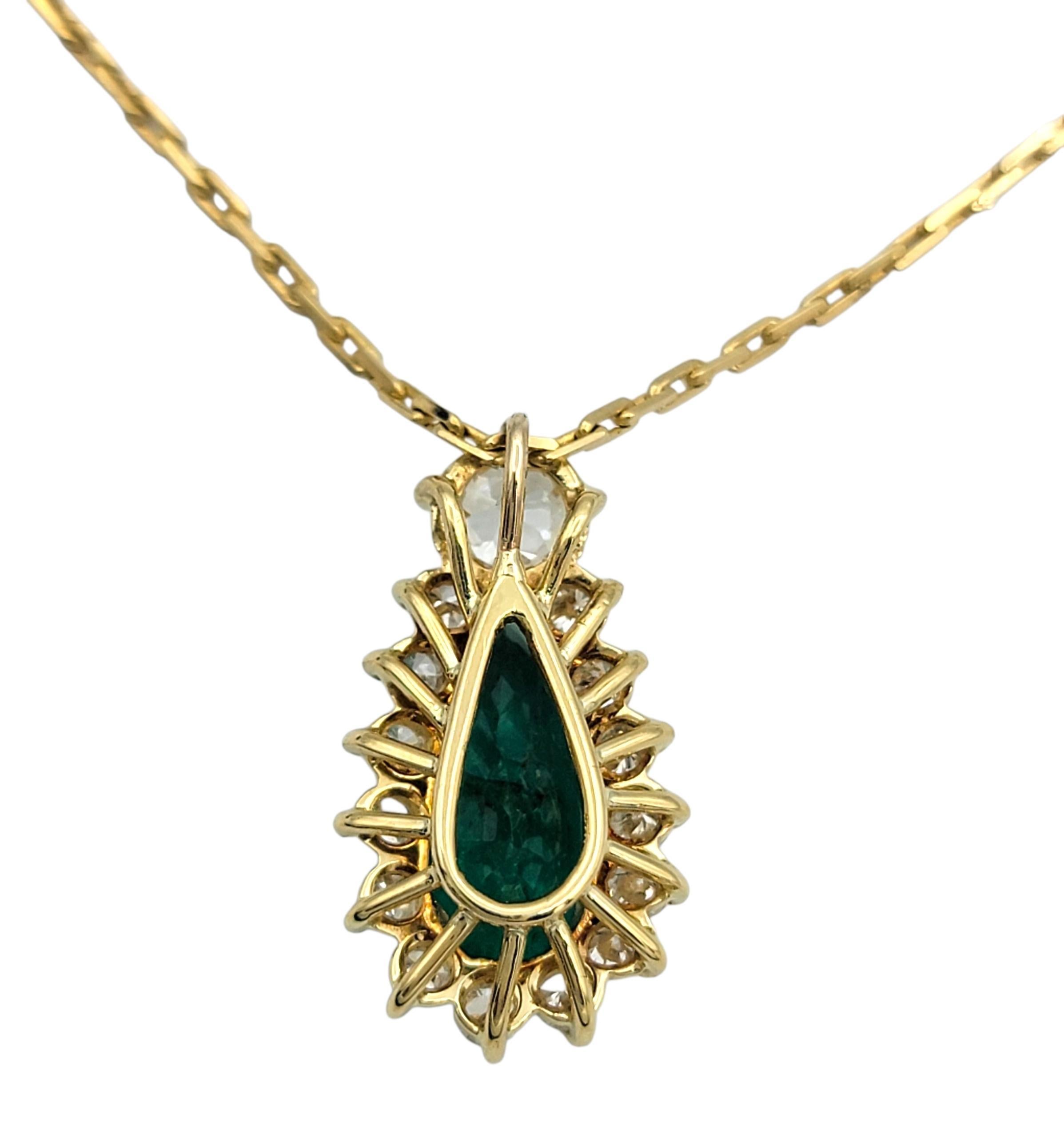 Länglicher Smaragd im Birnenschliff & Diamant-Halo-Anhänger Halskette 18 Karat Gelbgold im Zustand „Hervorragend“ im Angebot in Scottsdale, AZ