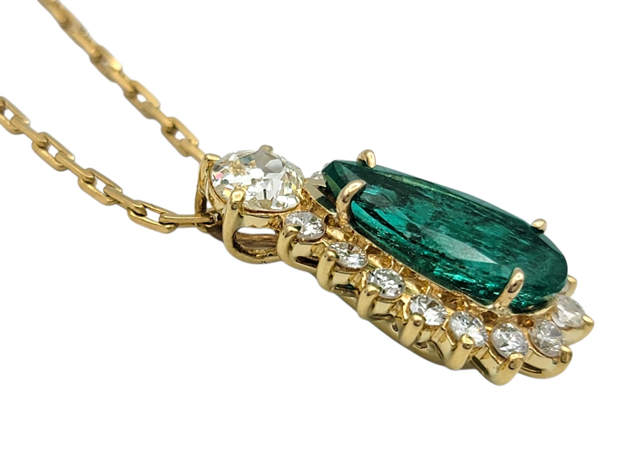 Länglicher Smaragd im Birnenschliff & Diamant-Halo-Anhänger Halskette 18 Karat Gelbgold Damen im Angebot