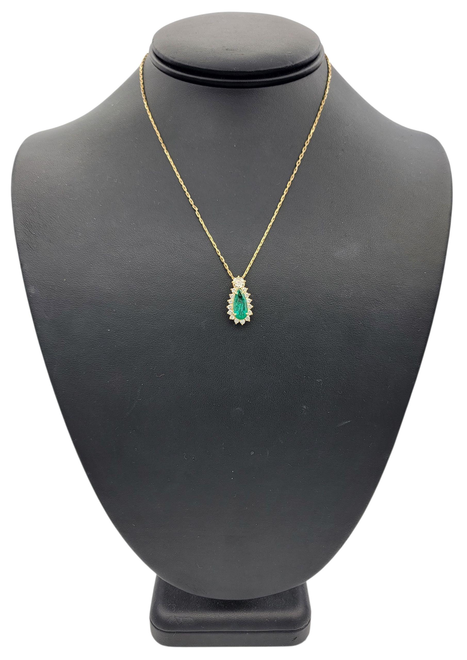 Länglicher Smaragd im Birnenschliff & Diamant-Halo-Anhänger Halskette 18 Karat Gelbgold im Angebot 3