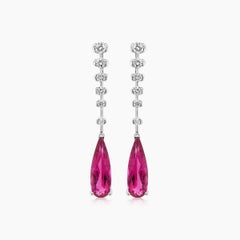 Ohrringe in länglicher Birnenform mit Pink Turmalin und weißem Diamanten aus 18 Karat Weißgold