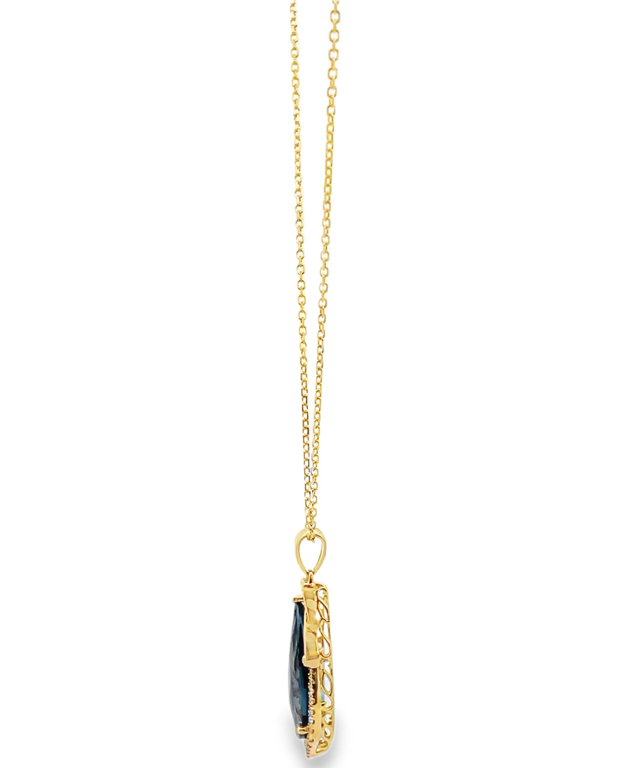 Taglio misto Collana con ciondolo a forma di pera allungata con topazio blu e diamanti in oro giallo 14K in vendita