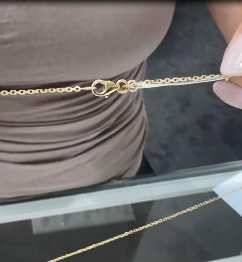 Contemporaneo Collana con ciondolo a forma di pera allungata con topazio blu e diamanti in oro giallo 14K in vendita