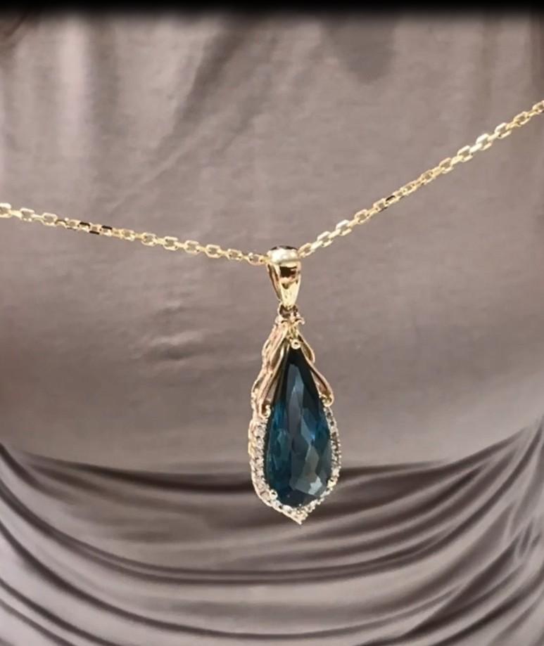 Collana con ciondolo a forma di pera allungata con topazio blu e diamanti in oro giallo 14K in vendita 2