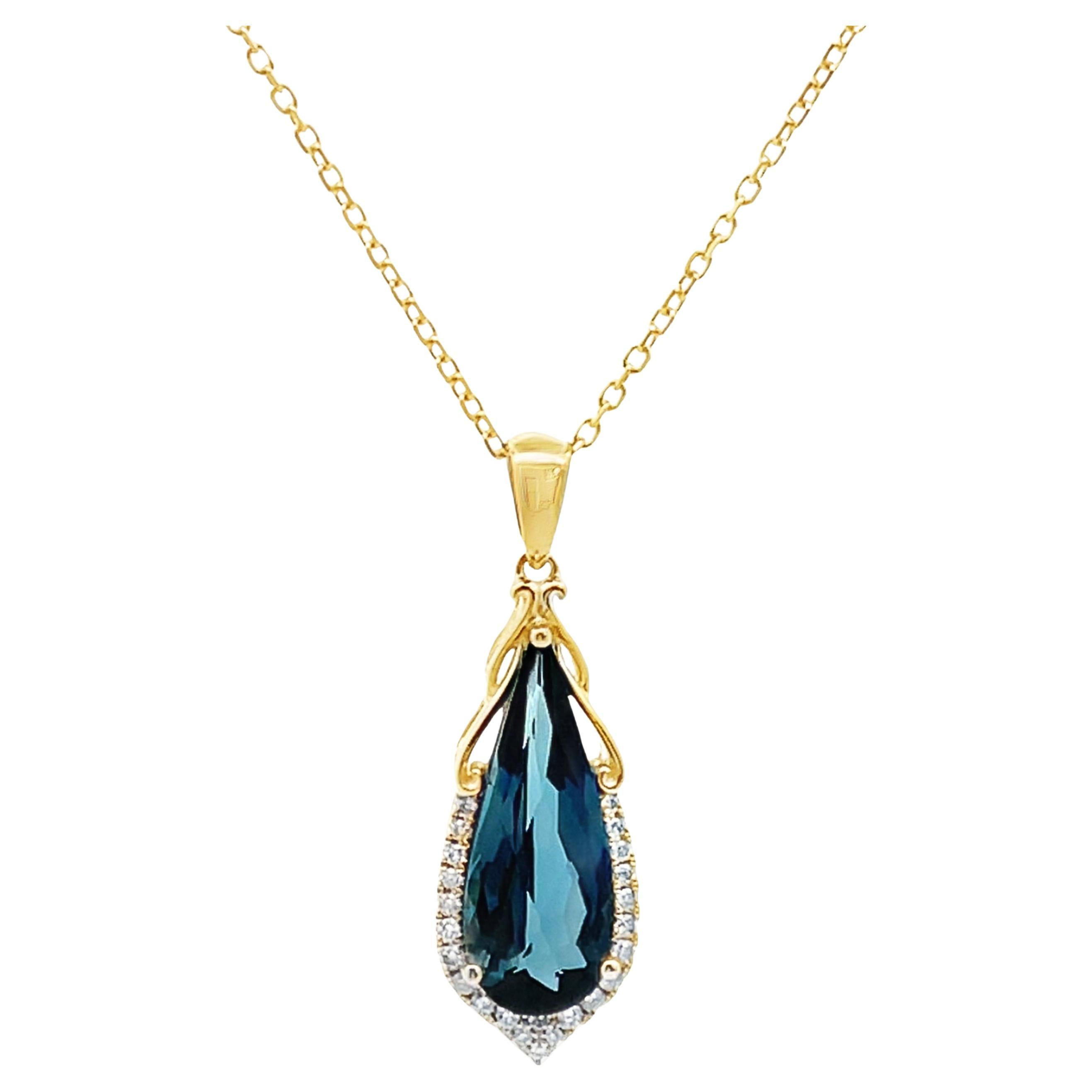 Collana con ciondolo a forma di pera allungata con topazio blu e diamanti in oro giallo 14K