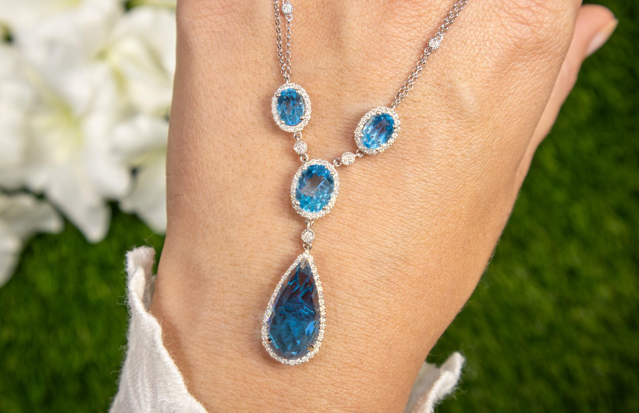 Contemporaneo Collana di Topazio Blu a forma di pera allungata con diamanti 11,8 carati in vendita