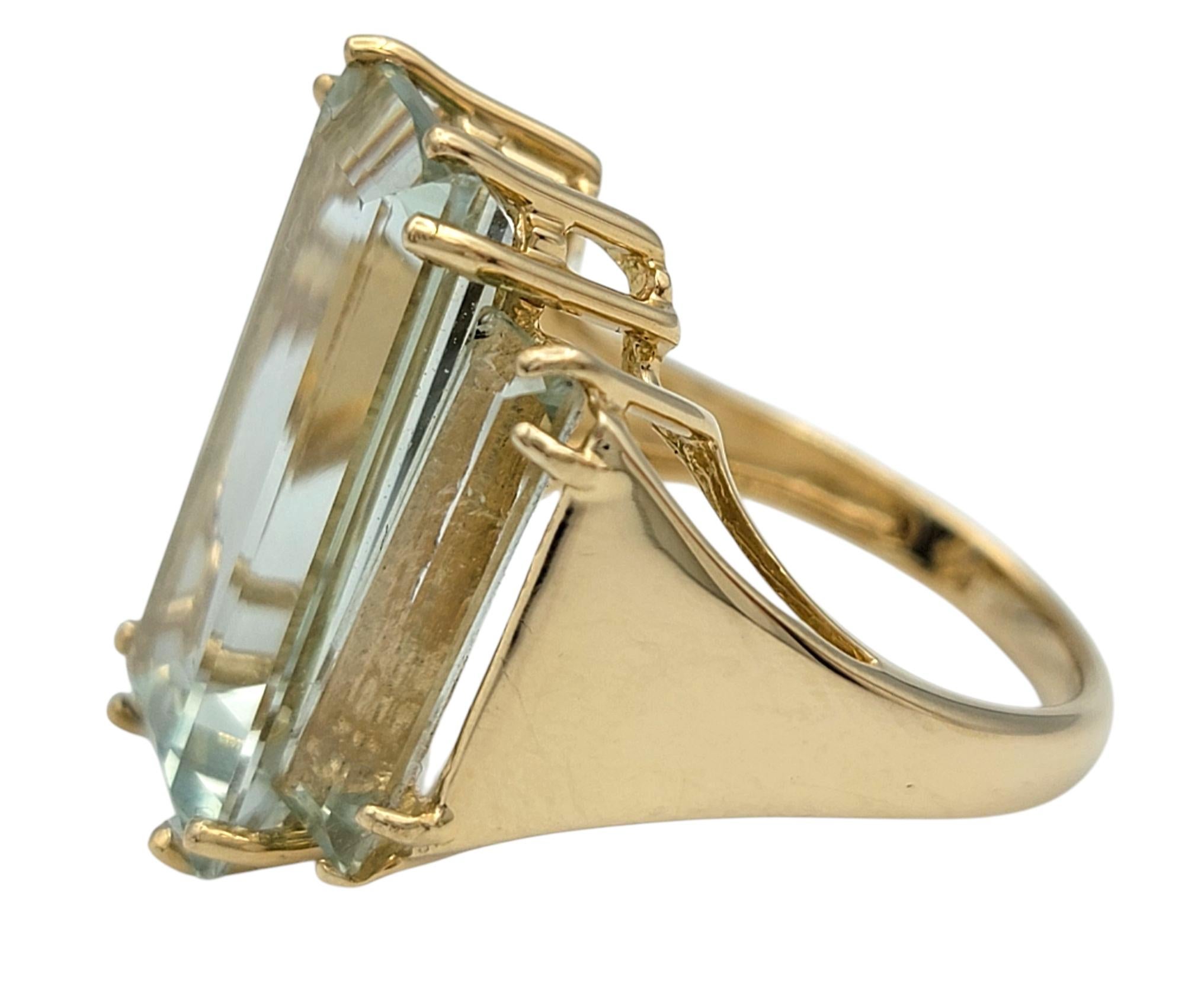 Taglio smeraldo Anello da cocktail con tre pietre di prasiolite a taglio rettangolare allungato in oro 14 carati in vendita