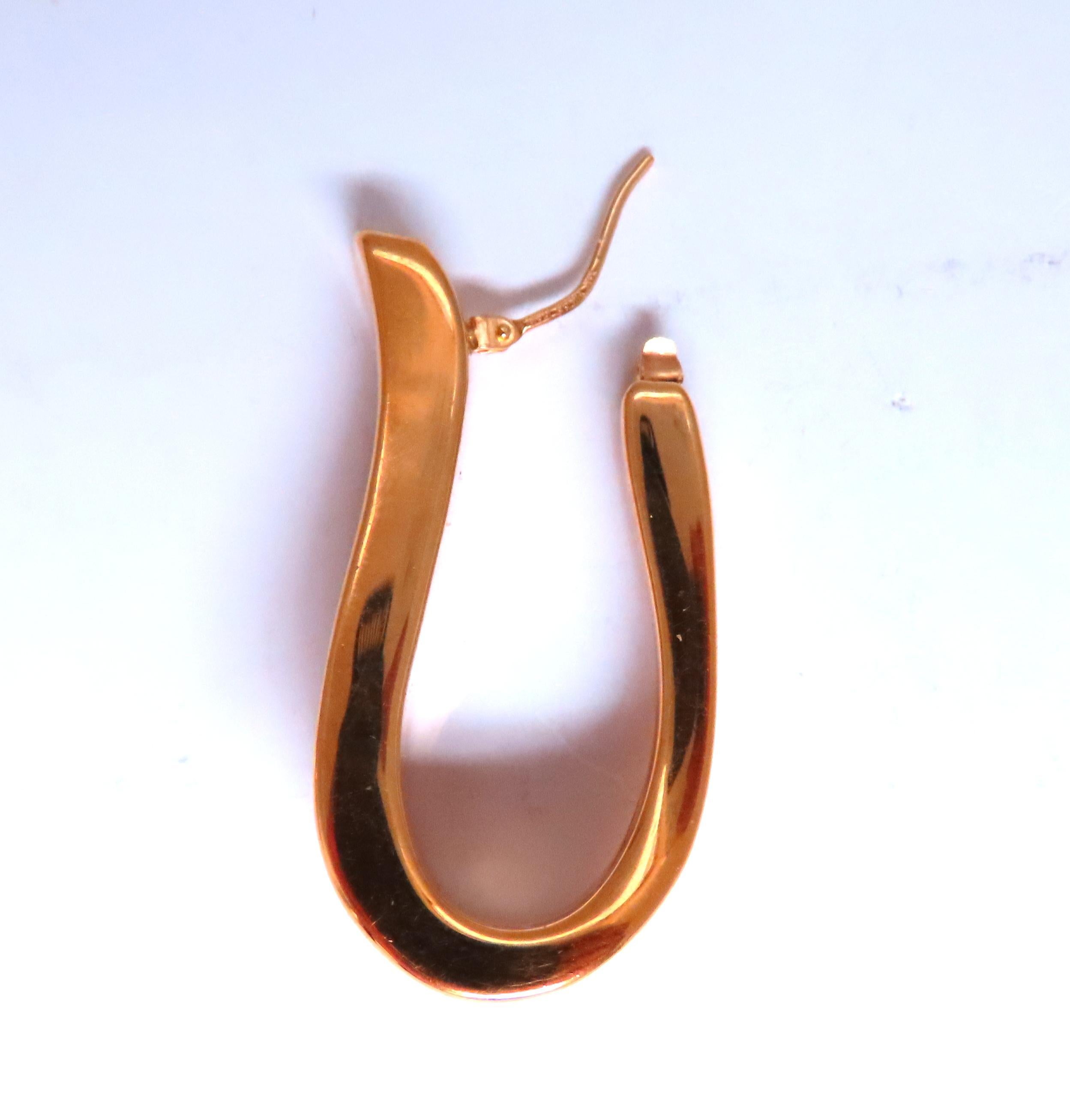 precioso  aros alargados de alto brillo 
envuelve el lóbulo 
Oro amarillo de 14 quilates / hueco 
8 gramos 35 mm de longitud 
10 mm de ancho