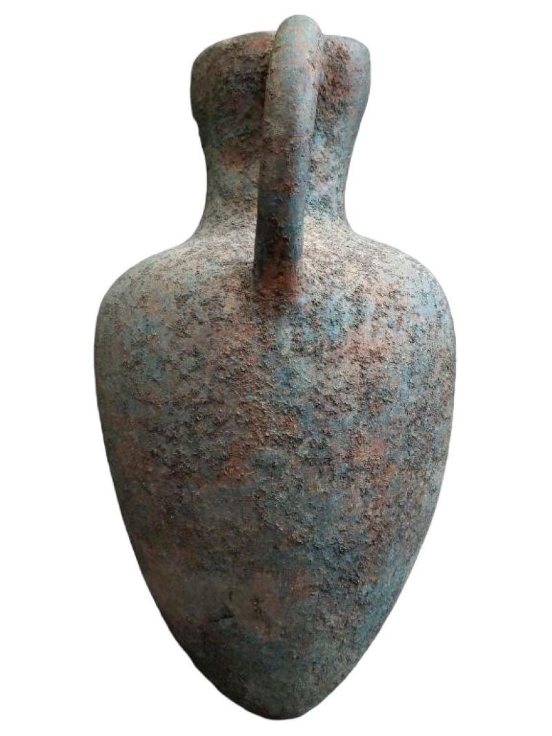 Terrakotta-Vase aus den 1960er Jahren auf Metallständer mit strukturiertem Korpus.  Maße: ca. 14,5h x 7,5diam Mit Ständer: 18,5h
