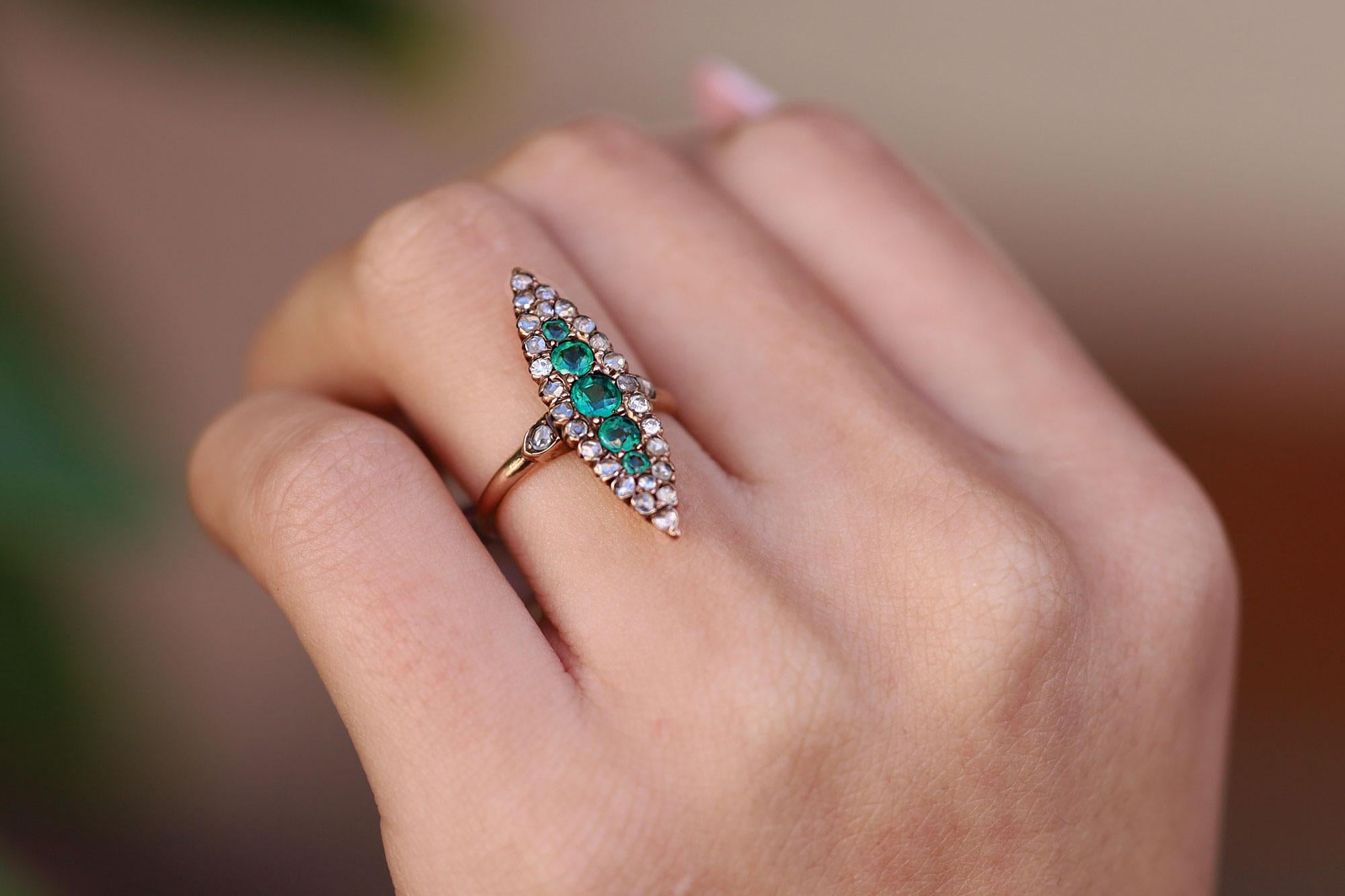 Langer viktorianischer Navette-Ring aus synthetischem Smaragd und Diamant im Vintage-Stil (Rundschliff)