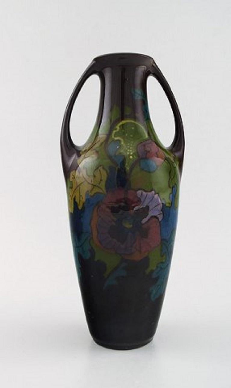 Elrakka, Arnhem, Holland, Art Nouveau ceramic vase with handles.
Hand-painted with flowers.
Measures: 25 cm. x 11 cm.
Stamped.
In perfect condition.