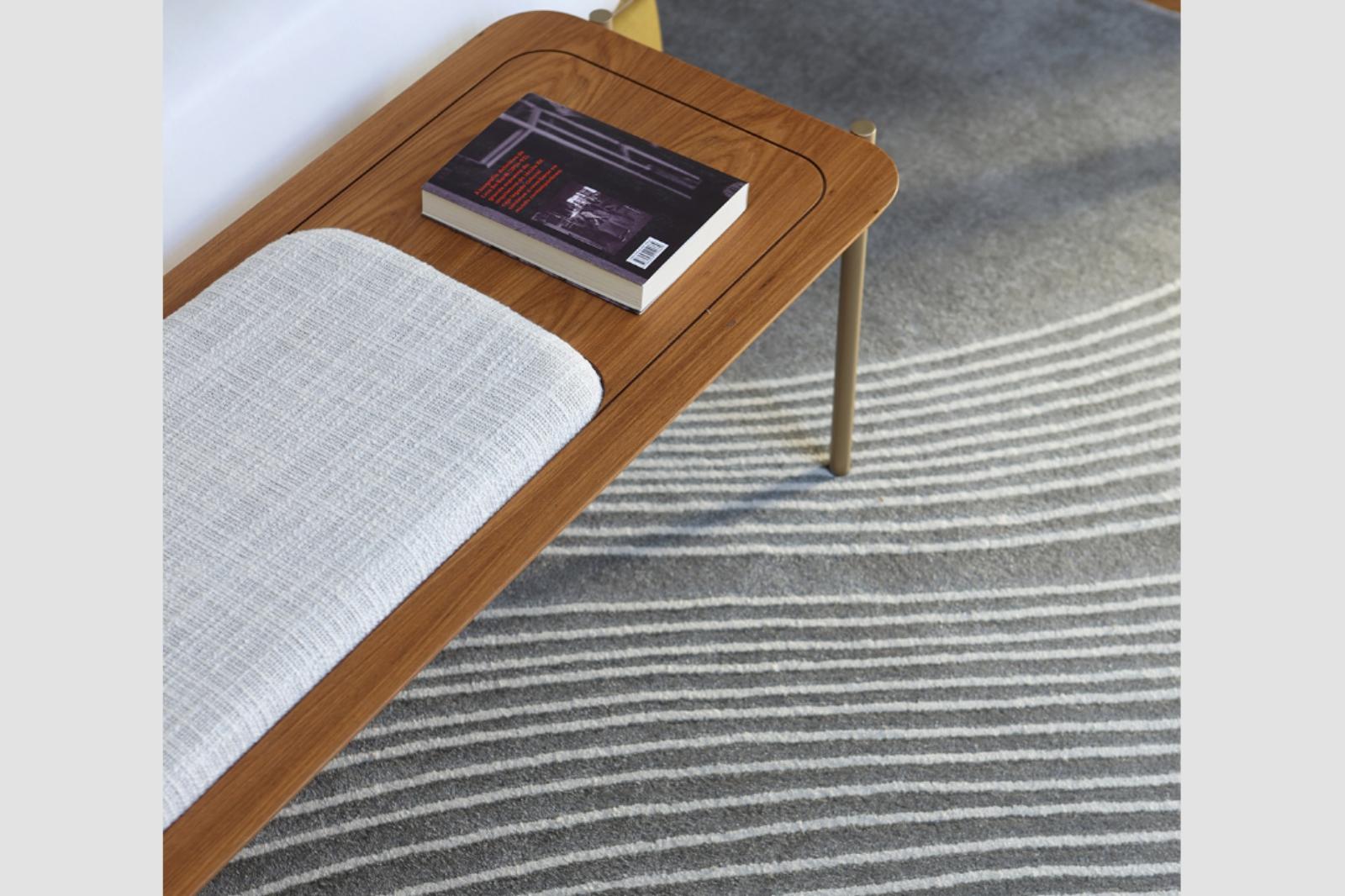 Travail du bois Banc « Elsa » en bois naturel, assise en tissu et base en acier peint en vente