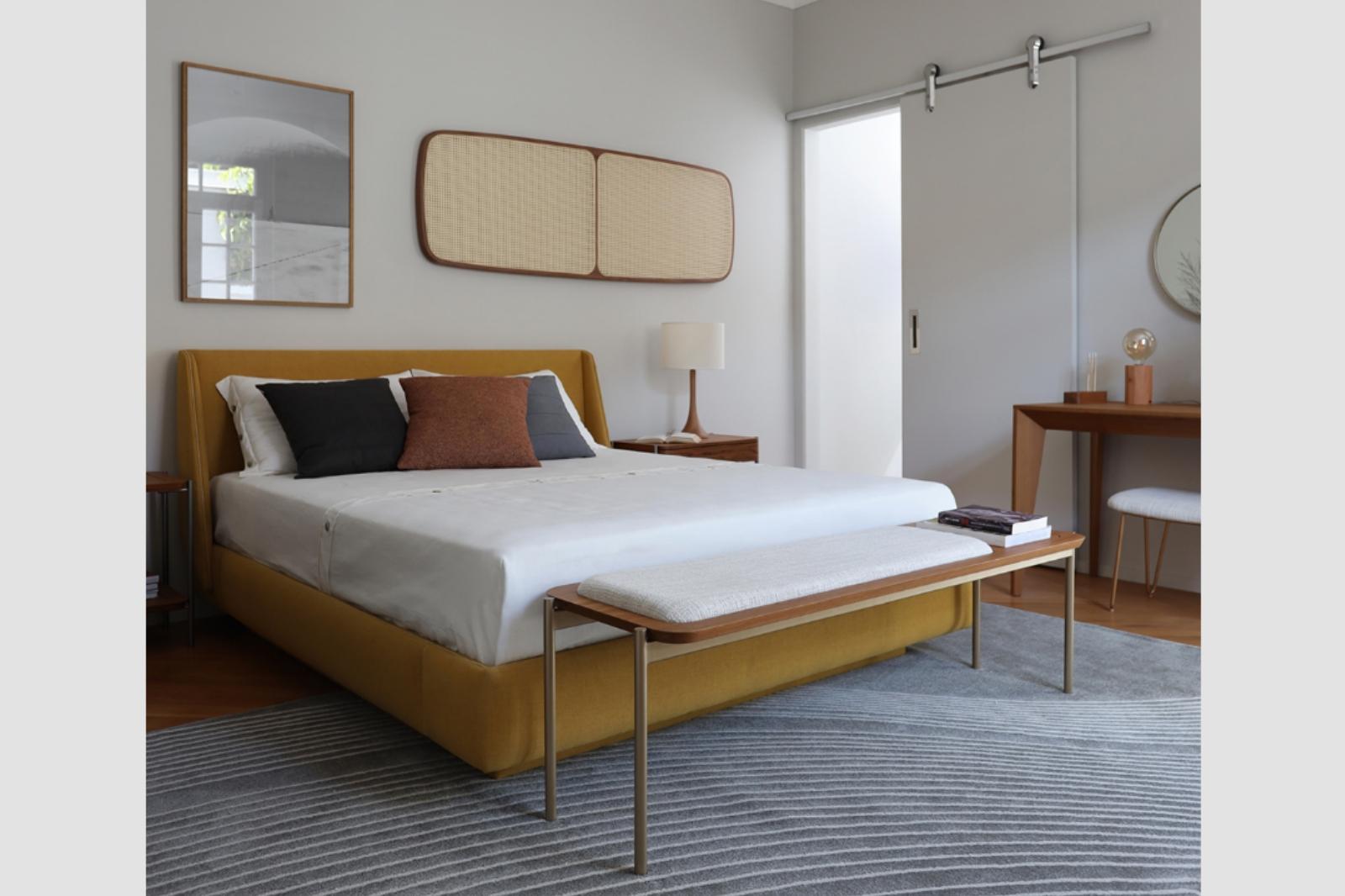 XXIe siècle et contemporain Banc « Elsa » en bois naturel, assise en tissu et base en acier peint en vente