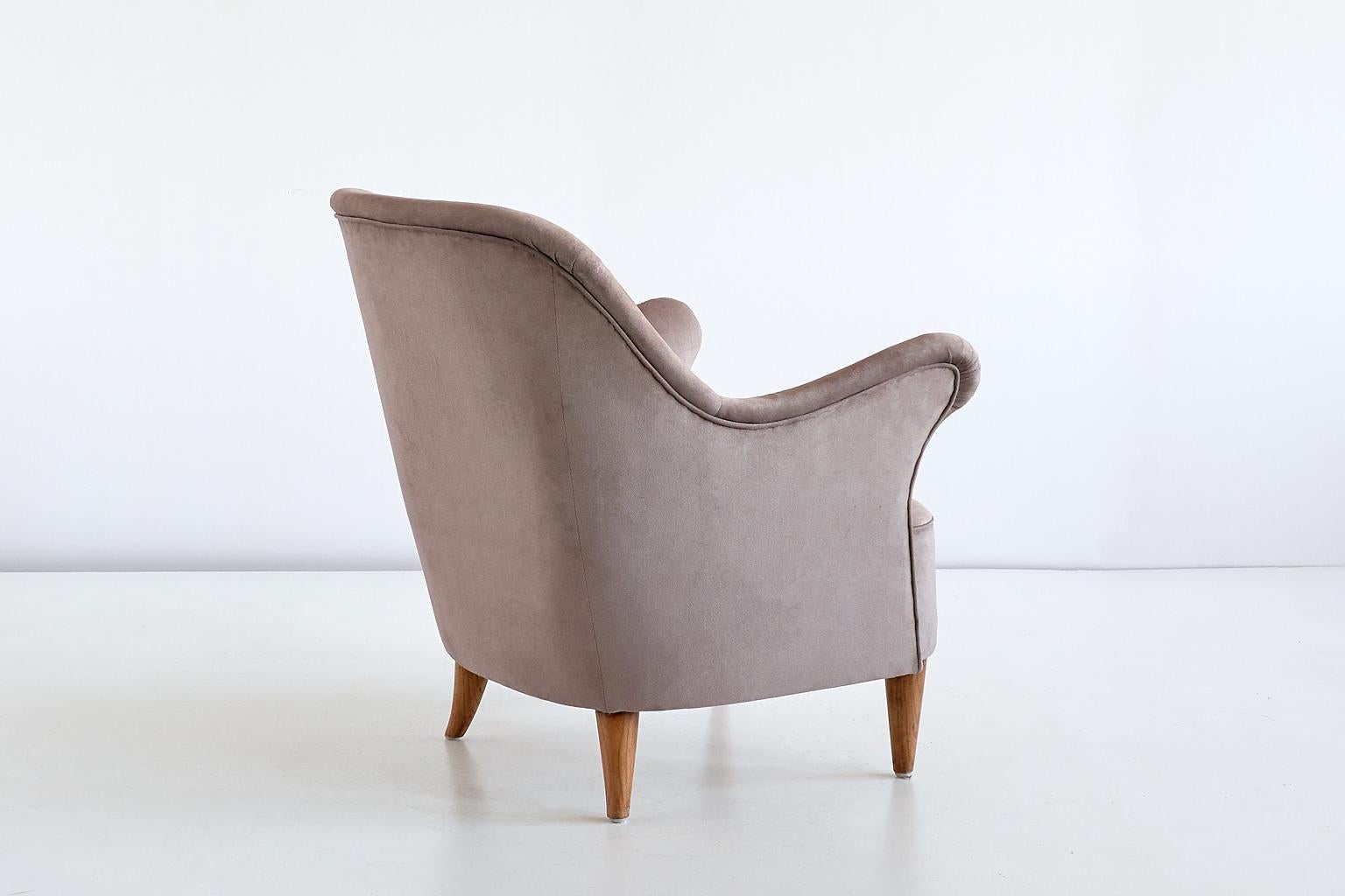 Elsa Gullberg Armchair in Taupe Velvet and Elm, Sweden, Late 1930s In Good Condition For Sale In The Hague, NL