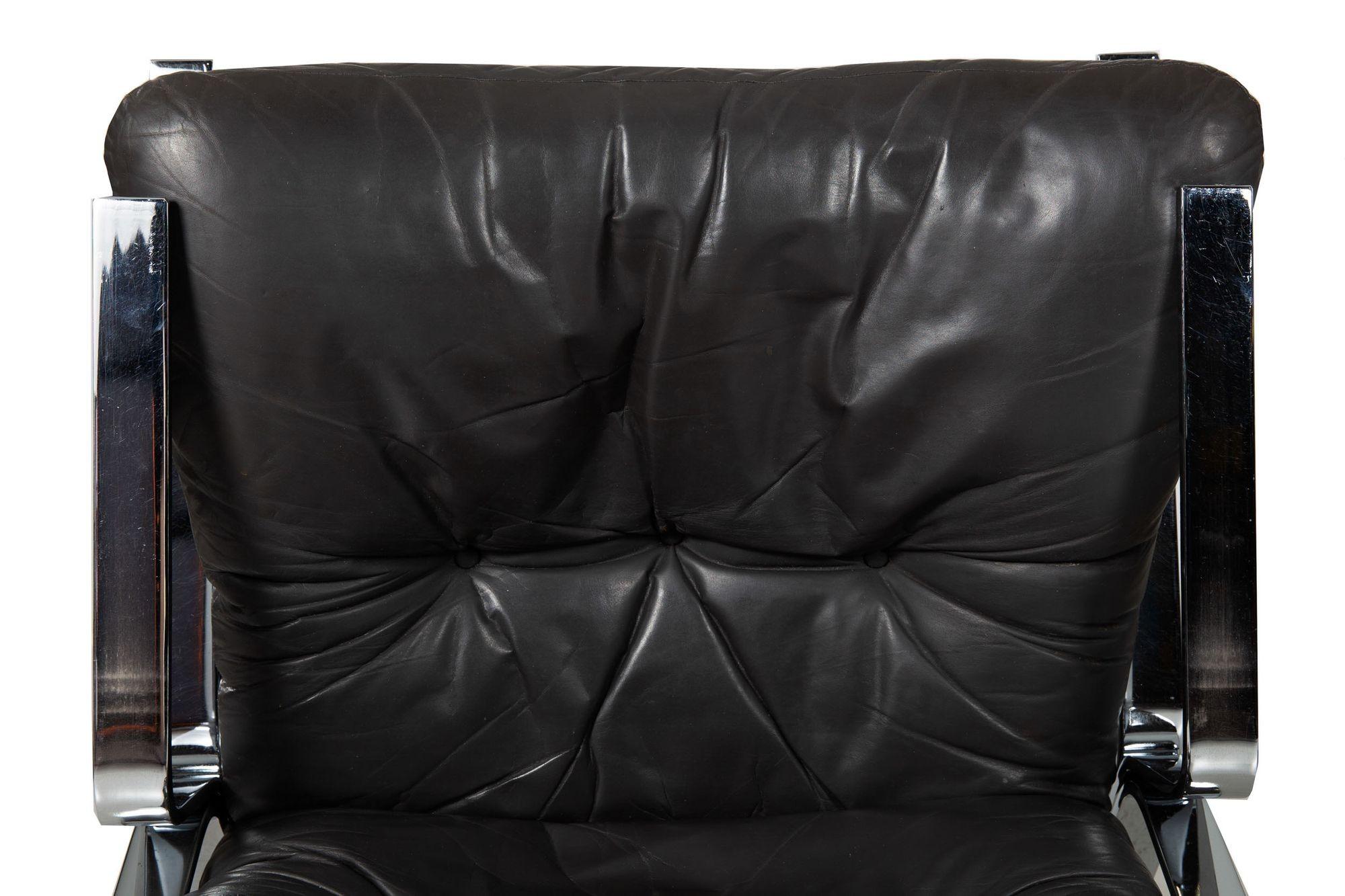 Acier Fauteuil de salon Elsa & Nordahl Solheim en cuir de pirate avec pouf en vente