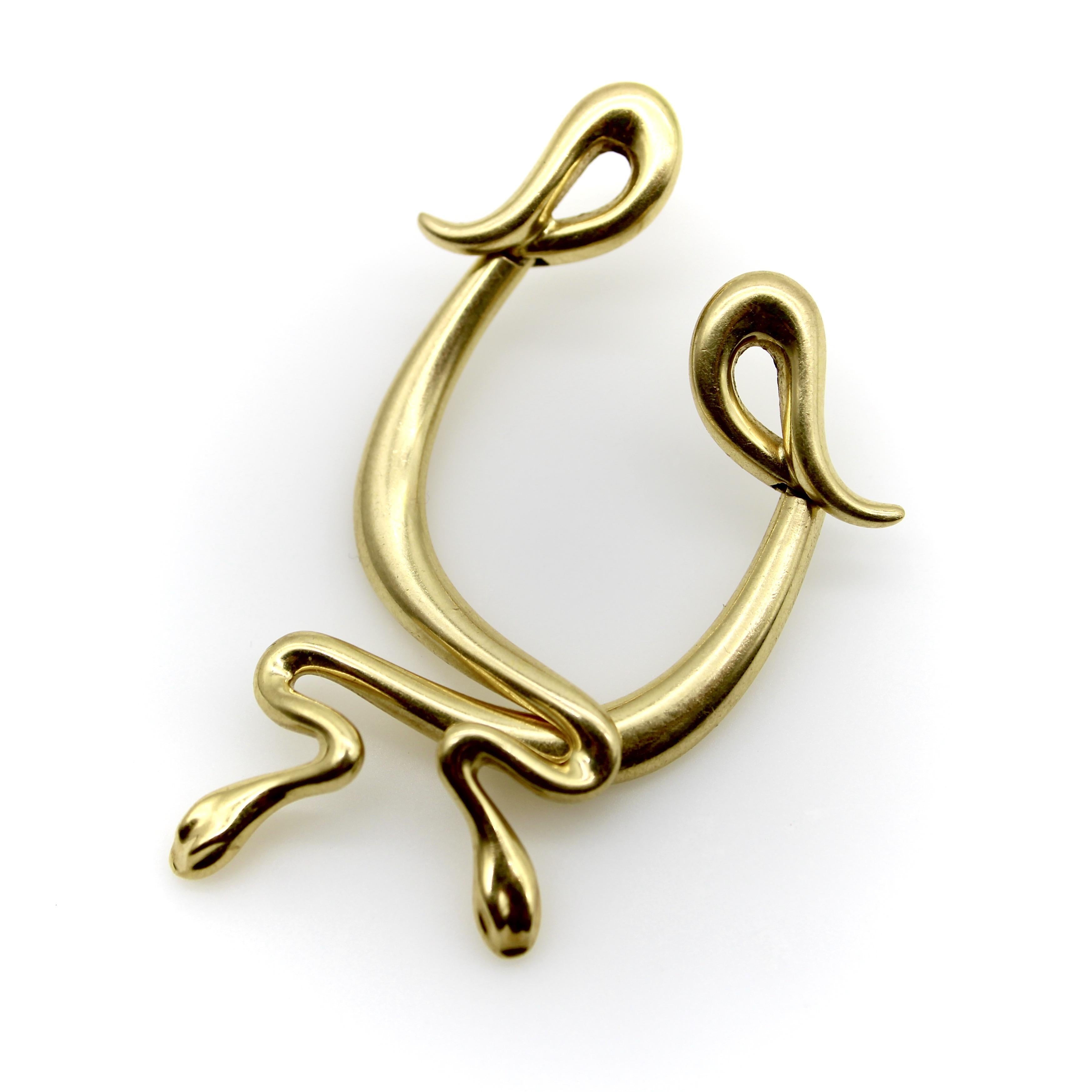 Diese Vintage-Ohrringe aus 18 Karat Gold von Tiffany & Co. sind ein seltenes Design von Elsa Peretti. Die Ohrringe sind gewundene Schlangen mit beweglichen Körpern, die vom Schwanz der Schlange am oberen Ende des Ohrrings baumeln und beim Tragen