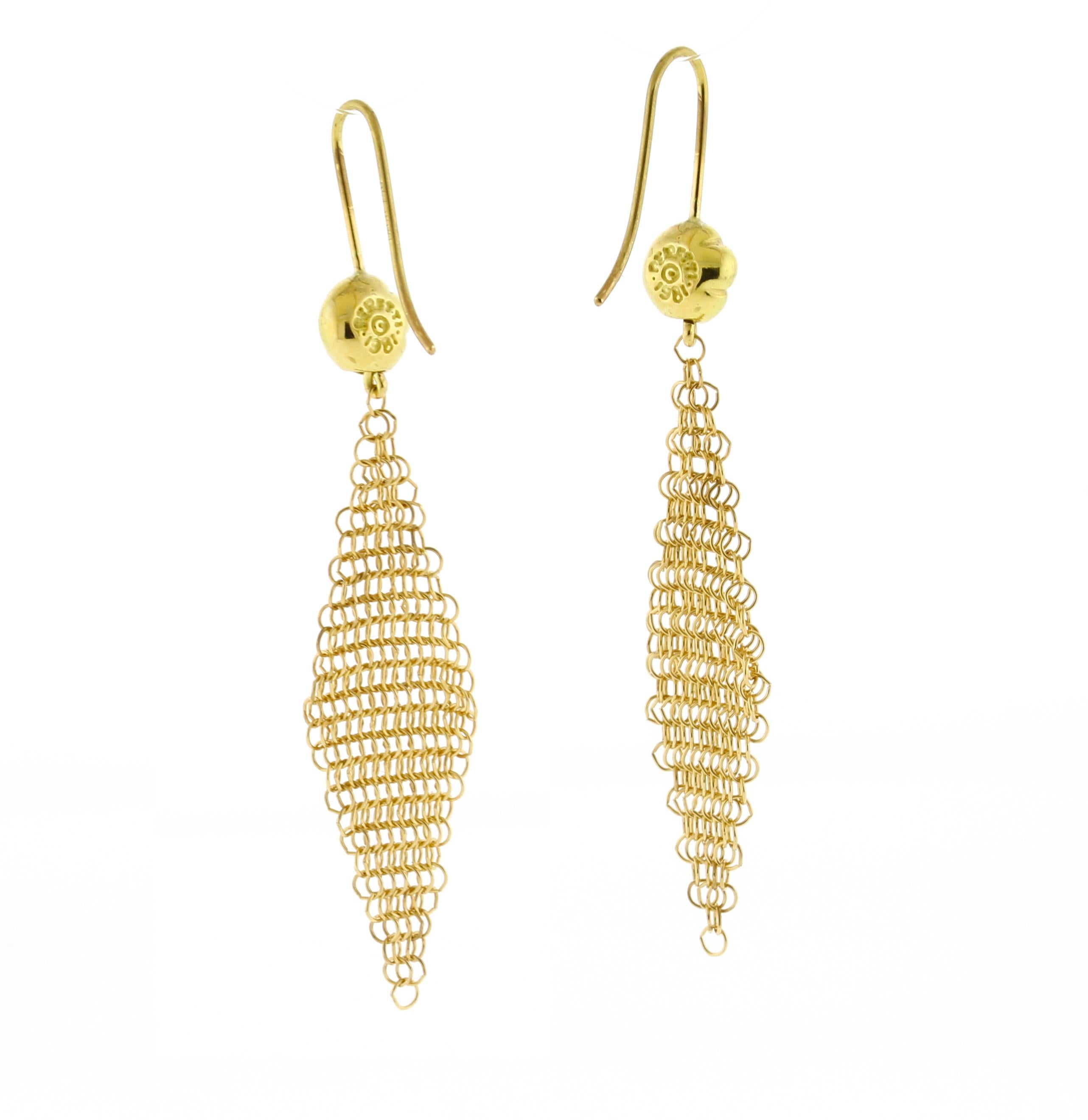 Boucles d'oreilles vintage Elsa Peretti en or jaune 18kt avec un design élégant datant de 1981. Ces boucles d'oreilles légères mesurent 2 pouces de long (mesurés à partir du point le plus haut) et pèsent 3 grammes, ce qui les rend confortables à