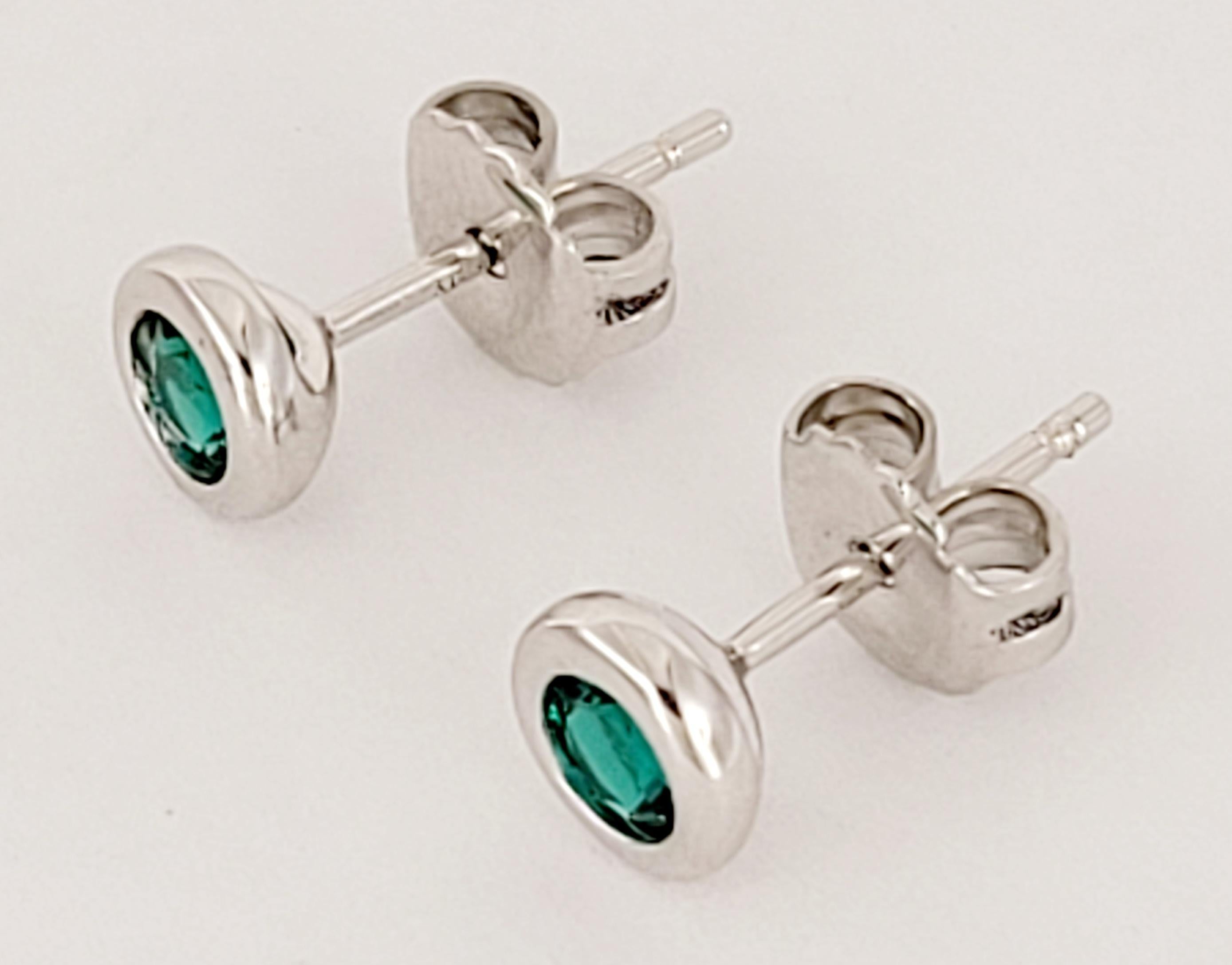 Brand Elsa Peretti
Material Sterling Silver 925
Two Round Emeralds 0.14tcw
Earrings Dimension: 5.5mm
Condition New
Comes with Tiffany. &Co Pouch
Retail Price: $945