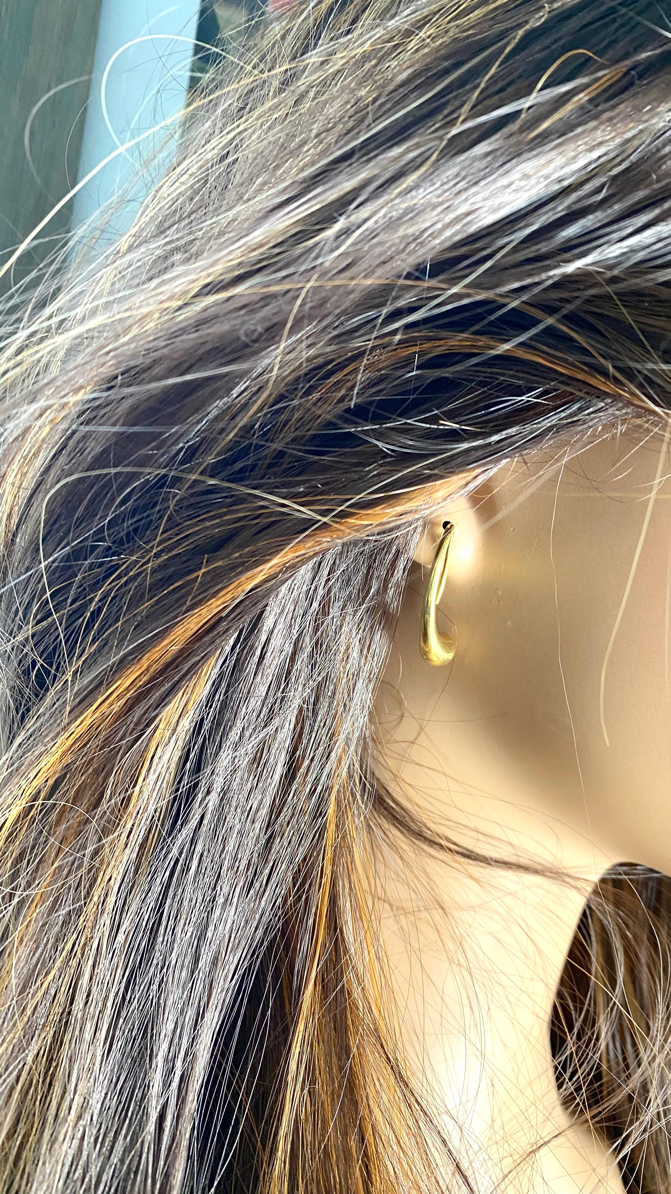 Elsa Peretti for Tiffany and Co 18K Yellow Gold 'Teardrop' Earrings In Good Condition In New York, NY