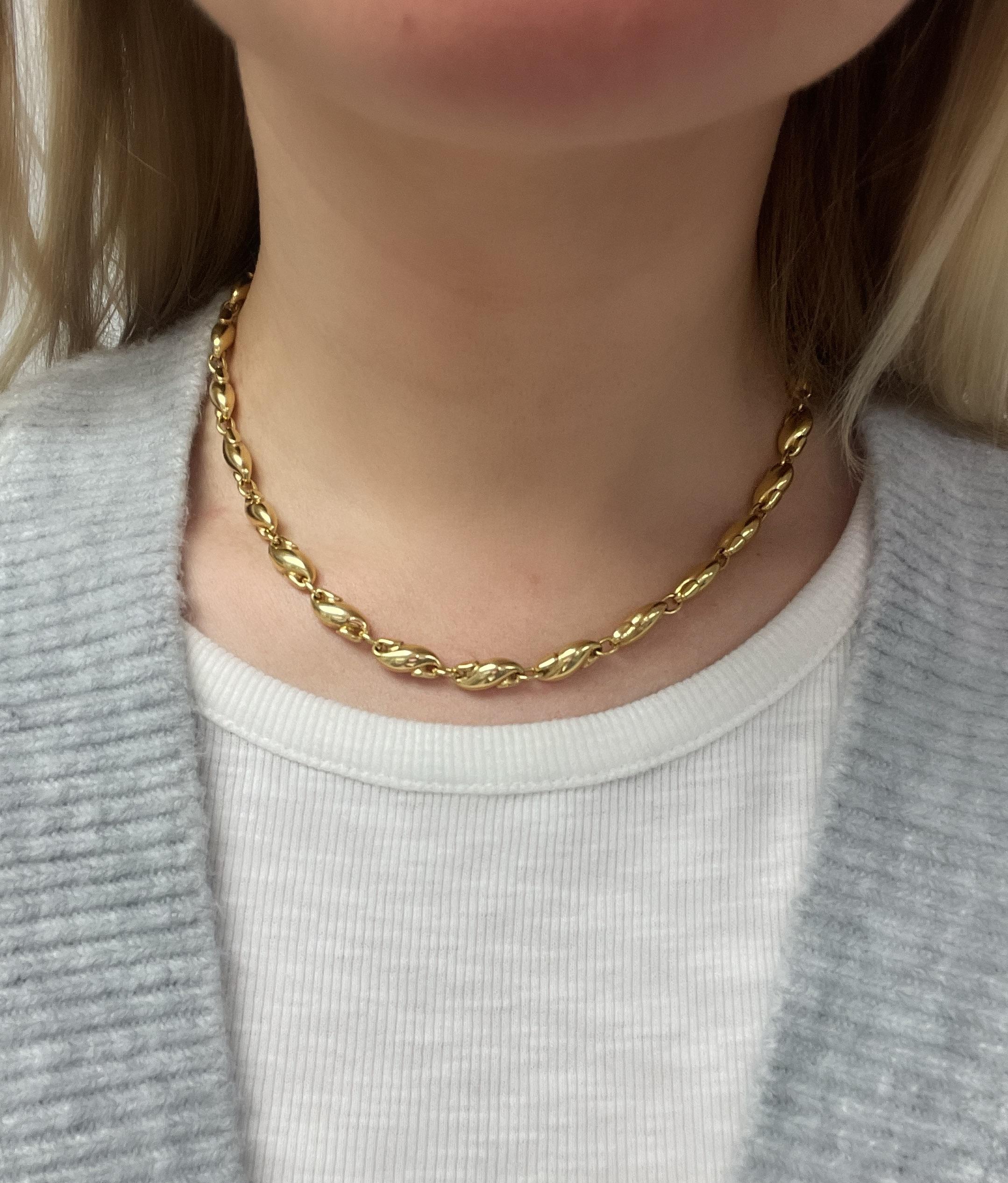 Dieses klassische Collier von Tiffany & Co. wurde von Elsa Peretti entworfen. Diese Halskette aus hochglanzpolierten Gliedern mit Seepferdchen-Motiv eignet sich sowohl für formelle Anlässe als auch für einen lässigen Abend. 

Abmessungen: 16 Zoll