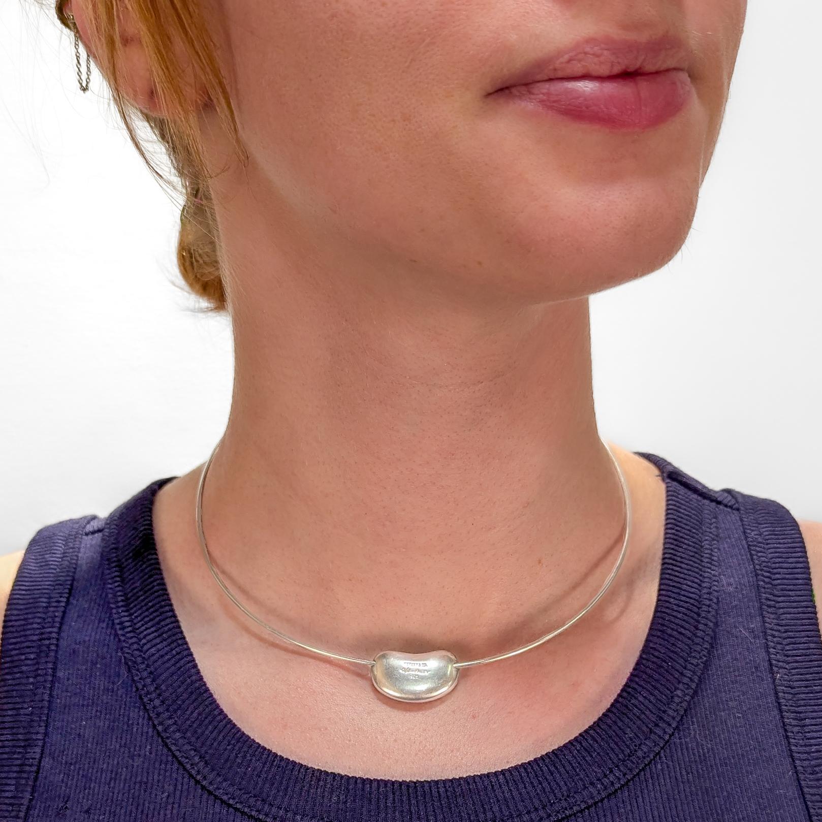 Un collar gargantilla de plata fina firmado.

De Elsa Peretti para Tiffany & Co.

En plata de ley.

De la serie 