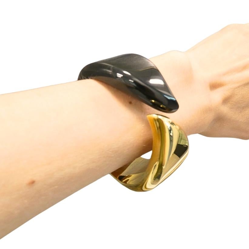 A vintage cuff bracelet by Elsa Peretti for Tiffany & Co., made of 18k gold and black jade.
The shape and balance of this Peretti’s bracelet is really striking. One side is carved from smooth black jade, the other is polished 18k yellow gold. They