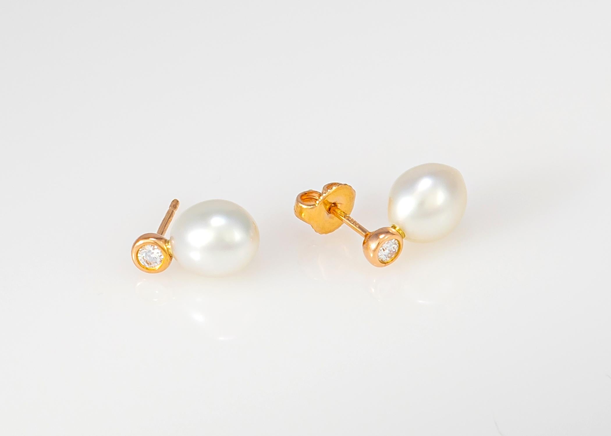 Elsa Peretti designs are iconic and collectable. This pair of earrings feature brilliant cut diamonds .18 carats total weight and a pair of white keshi pearls 7.9 mm in length. Just over 1/2 inch total length.