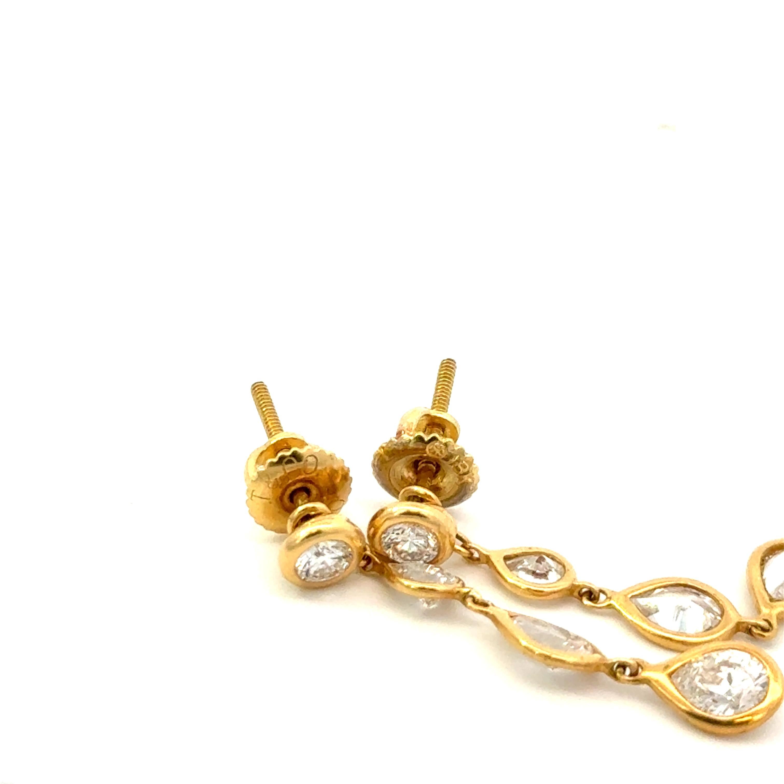 Elsa Peretti for Tiffany & Co. Orecchini a goccia con diamanti in oro giallo 18 carati. Gli orecchini presentano diamanti brillanti incastonati a forma di pera e rotonda. Gli orecchini sono lunghi 1,25 pollici e pesano 2 grammi.