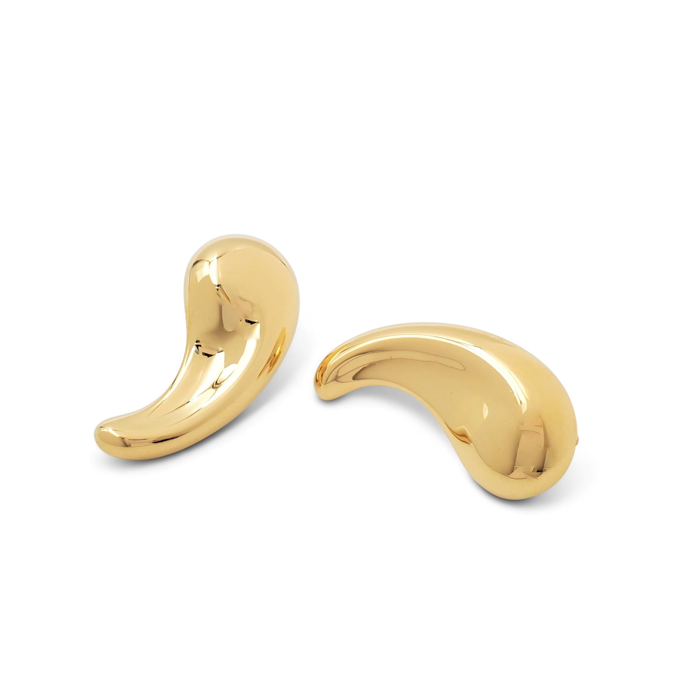 Authentische Elsa Peretti für Tiffany & Co. ohrringe 'Comma' aus 18 Karat Gelbgold. Signiert T&Co.:: Peretti:: 18K:: Spanien. Die Ohrringe sind mit dem ursprünglichen Beutel:: keine Box oder Papiere präsentiert. CA. 1990er Jahre. 

Box: