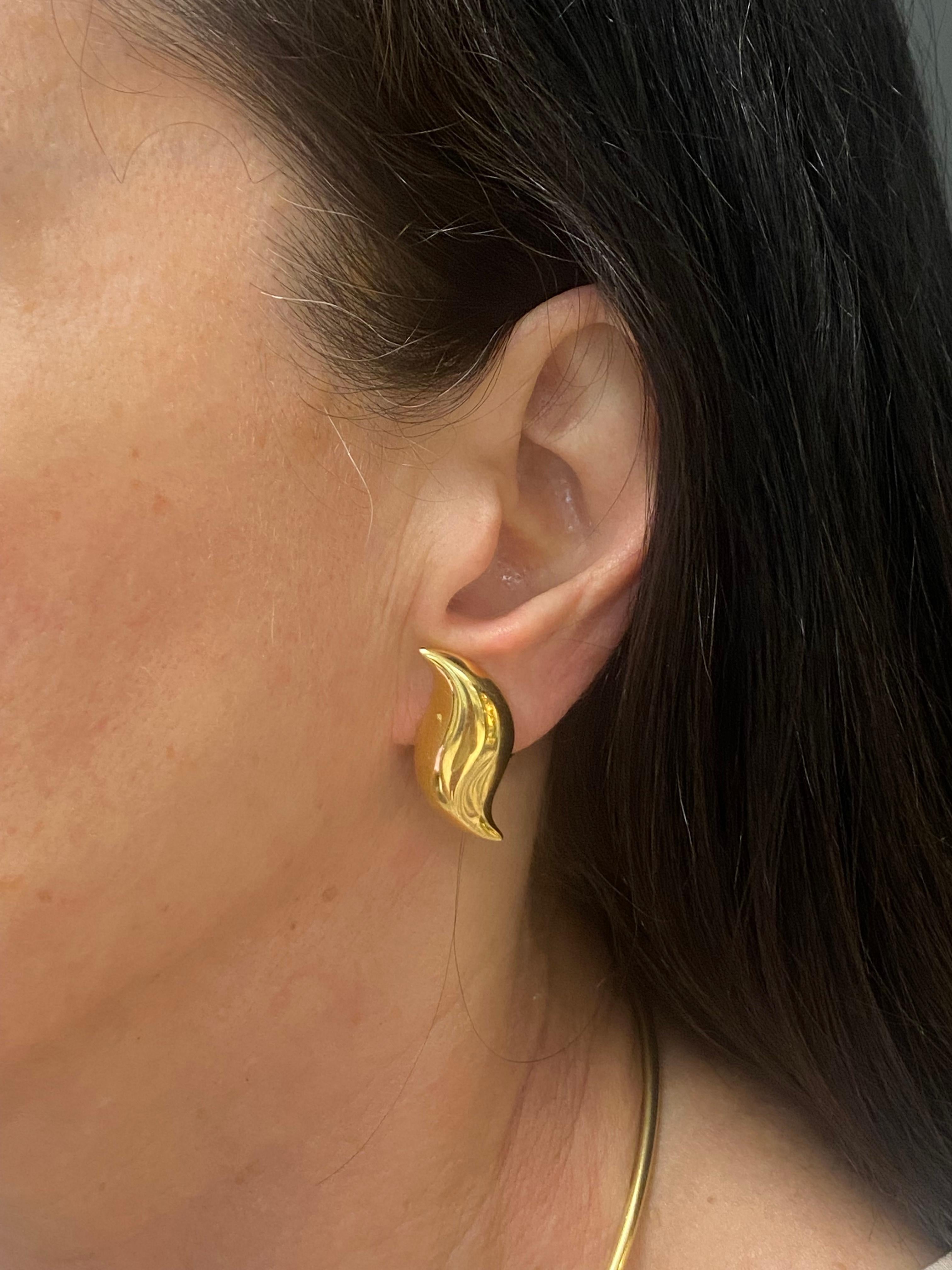 DESIGNER: Elsa Peretti for Tiffany & Co.
CIRCA: 1980’s
MATERIALS: 18k Yellow Gold
WEIGHT:  11.6 grams
MEASUREMENTS: 1 1/4” x 1/2”
HALLMARKS: Tiffany & Co., Elsa Peretti, Spain, 750

ITEM DETAILS:
A pair of 18k gold earrings by Elsa Peretti for