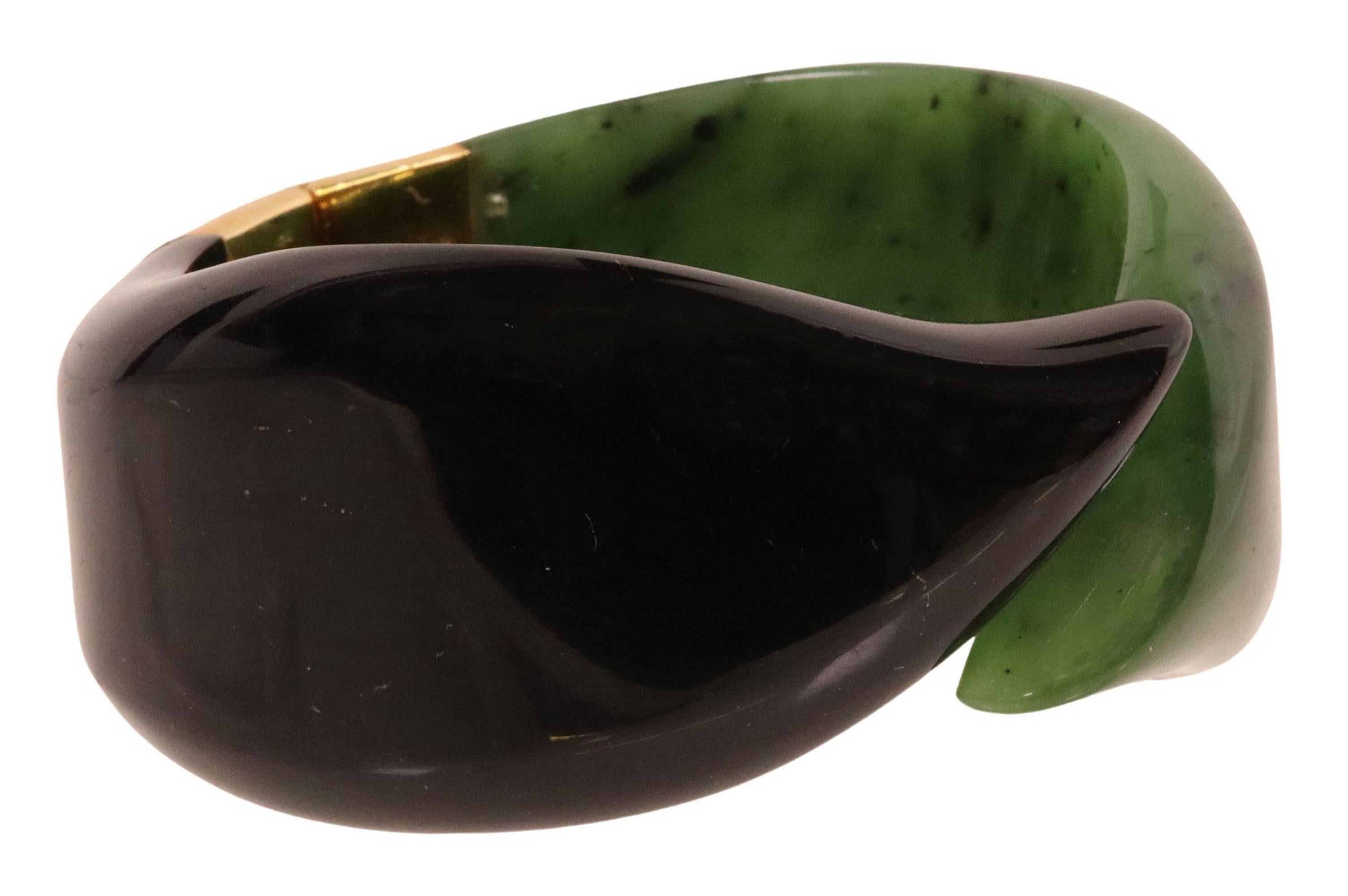 Un gesto di movimento, congelato nella pietra.

Questo bracciale scultoreo di Elsa Peretti for Tiffany & Co. cattura l'essenza del suo linguaggio di design: organico, sensuale e tranquillamente radicale. Due ampie foglie, una scolpita in nefrite