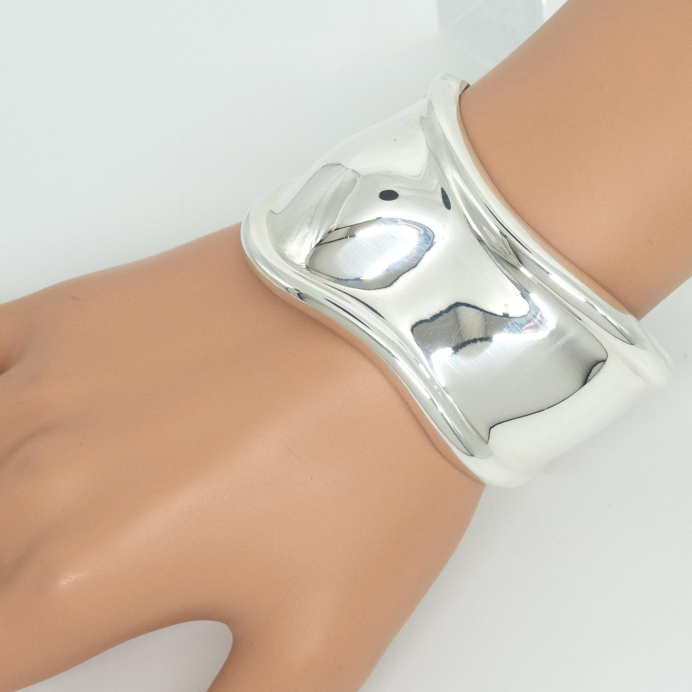 Bracelet manchette iconique et de collection d'Elsa Peretti pour Tiffany & S, en argent sterling. Conçue en 1978, cette manchette sculpturale est l'une des créations les plus célèbres de Peretti, inspirée par les contours naturels du corps