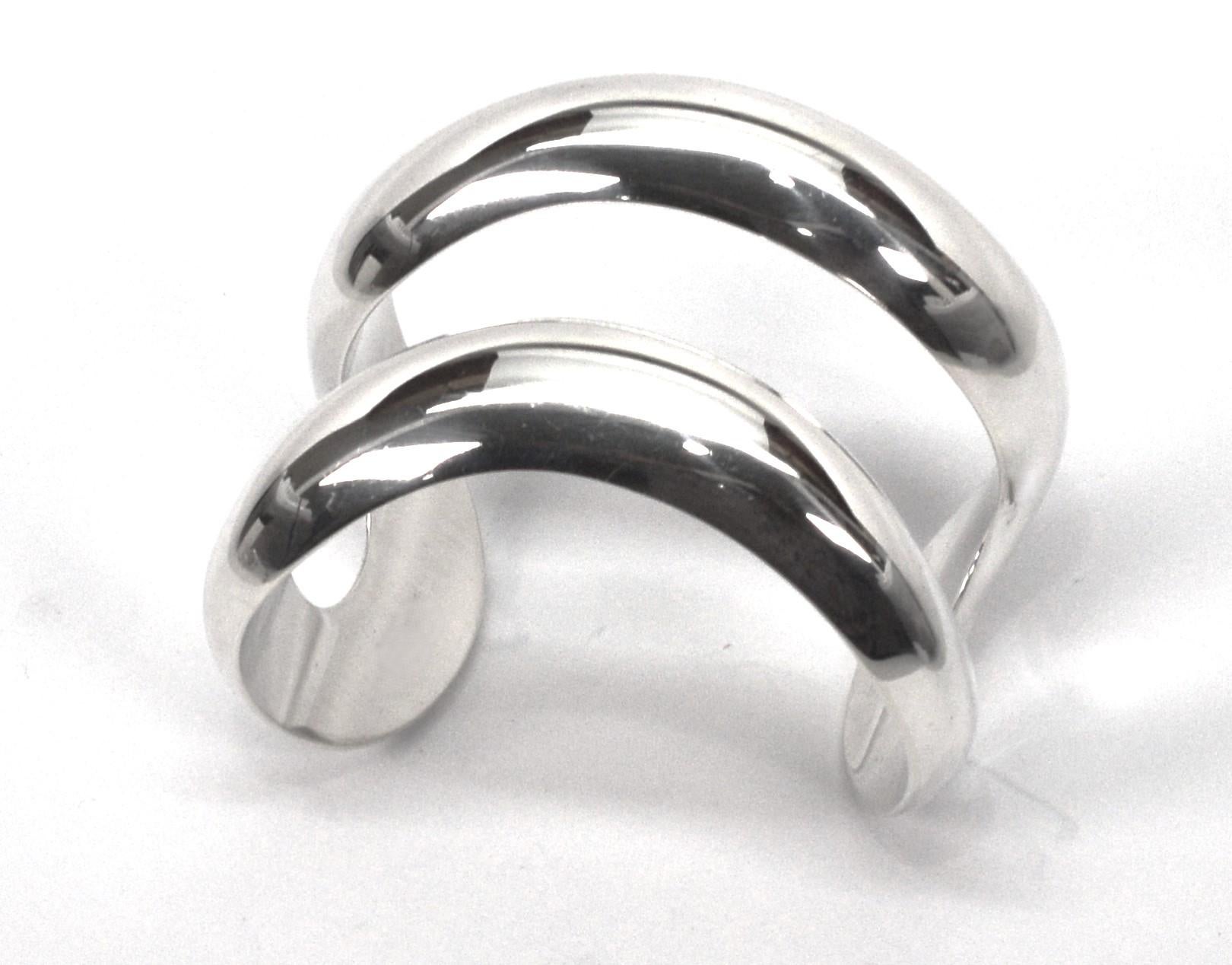  A sleek and elegant bracelet that embodies Elsa Peretti's signature minimalist and modern design style. This vintage Tiffany & Co. sterling silver double cuff bracelet by Elsa Peretti for Tiffany & Co. was first introduced in 1982 and features a