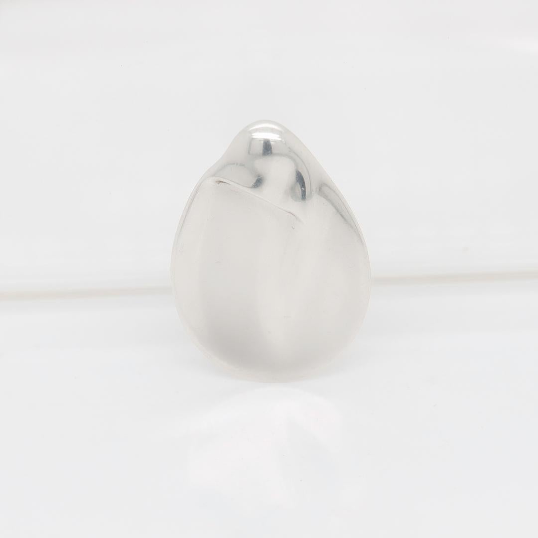 Ein feiner Anhänger aus Sterlingsilber.

Von Elsa Peretti für Tiffany & Co.

Dieses Muster trägt den Titel Madonna.

Einfach ein wunderschöner Anhänger von Tiffany!

Datum:
20. Jahrhundert

Allgemeiner Zustand:
Es ist in einem insgesamt guten, wie