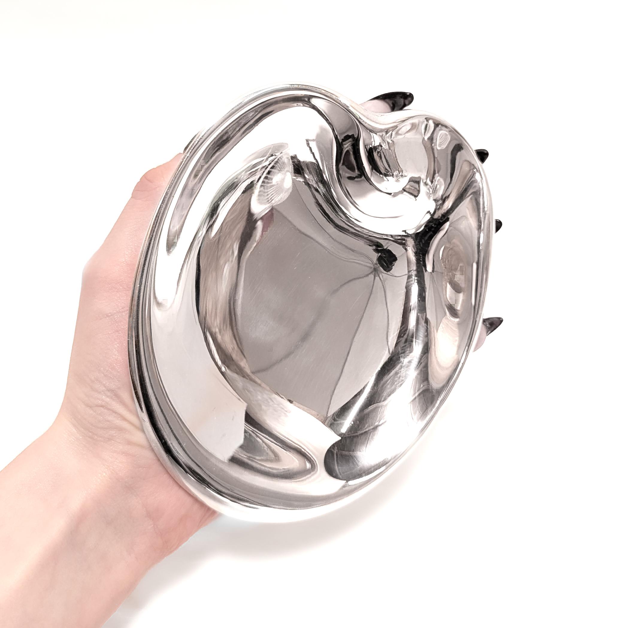 Eine feine, signierte flache Silberschale oder -teller.

Von Elsa Peretti für Tiffany & Co.

Aus Sterlingsilber.

In der Reihe 